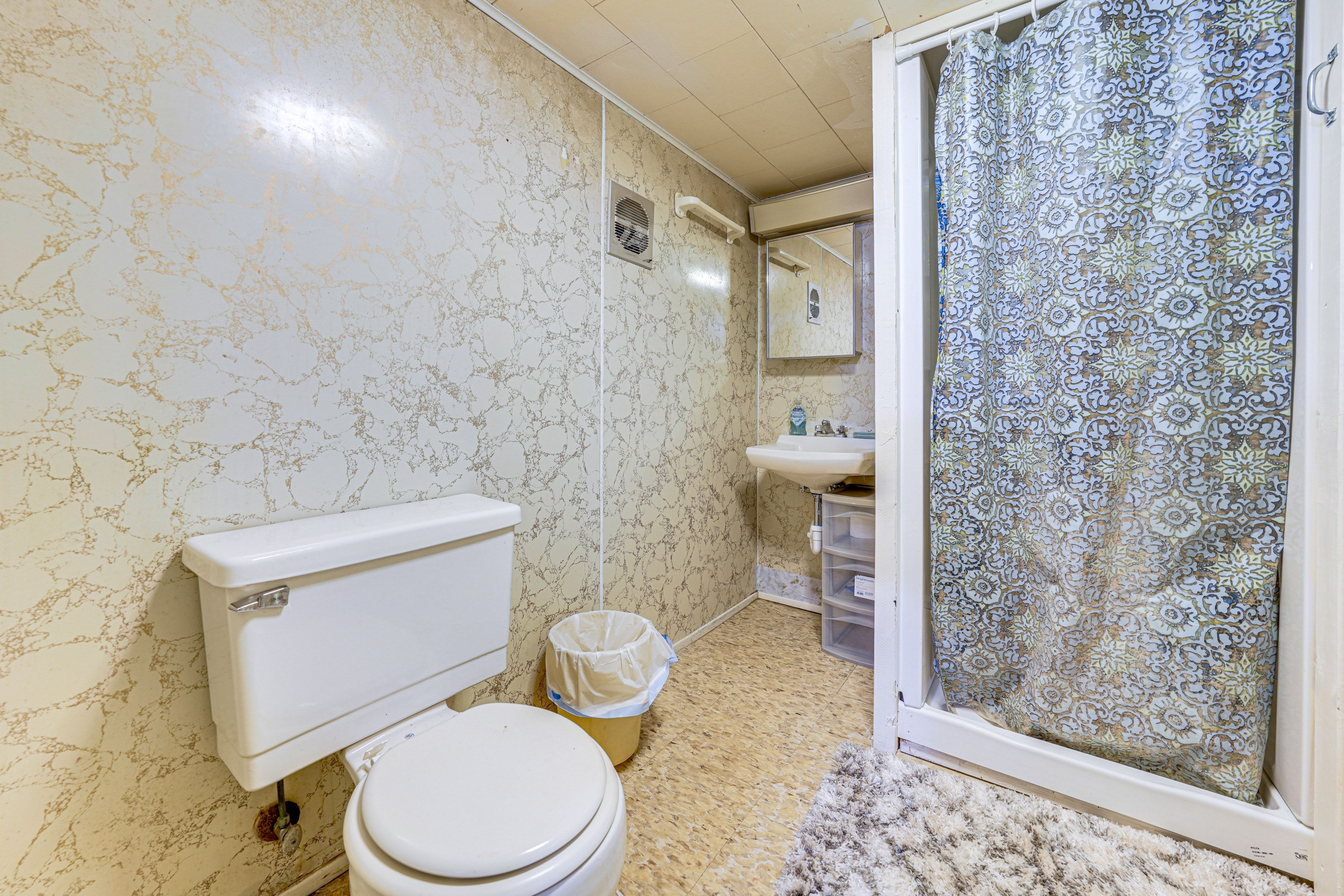 Full Bathroom | Basement | Towels Provided