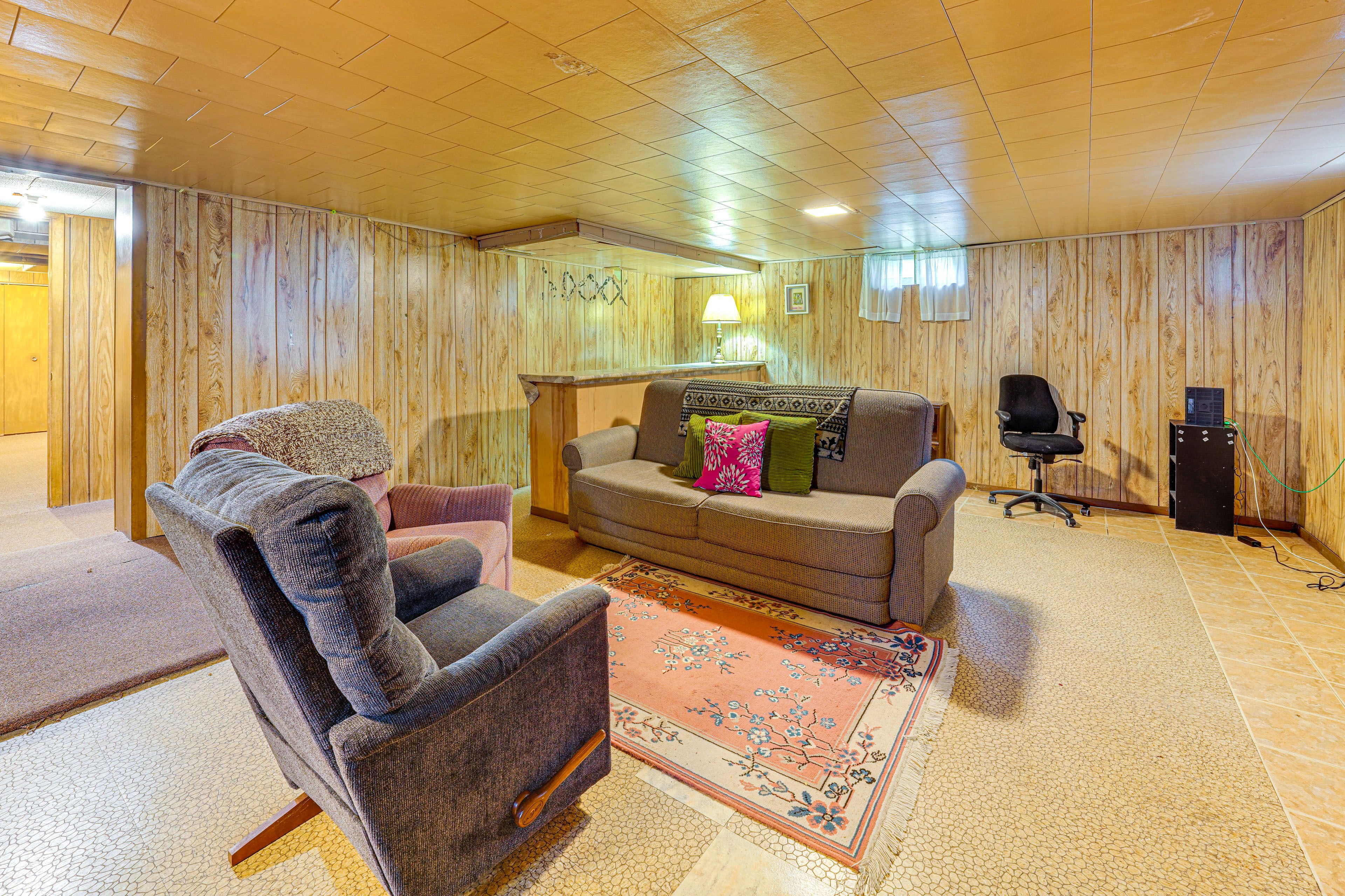 Den | Basement | Queen Sleeper Sofa | Fireplace | Board Games | Bar
