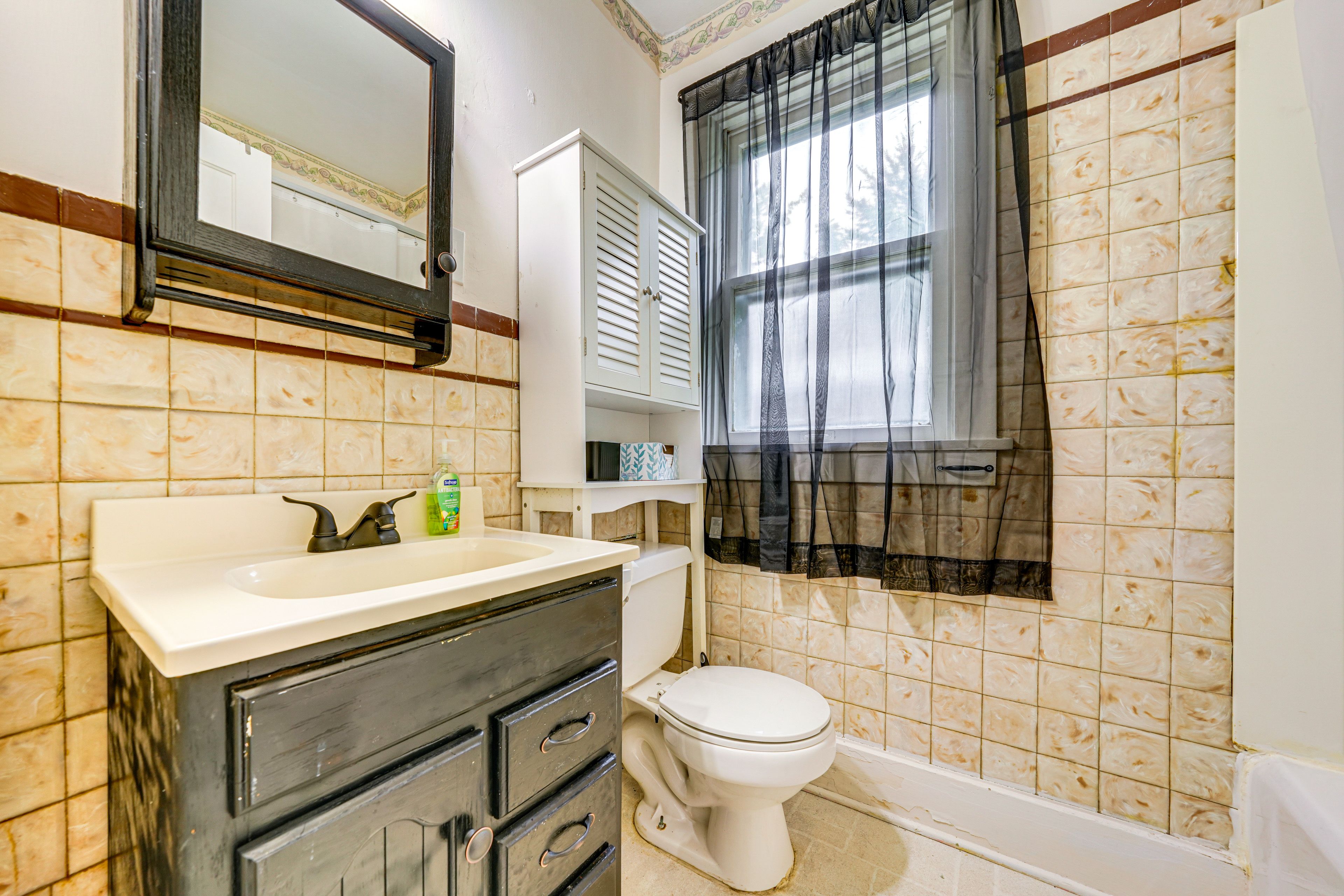 Full Bathroom | Main Level | Complimentary Toiletries | Hair Dryer