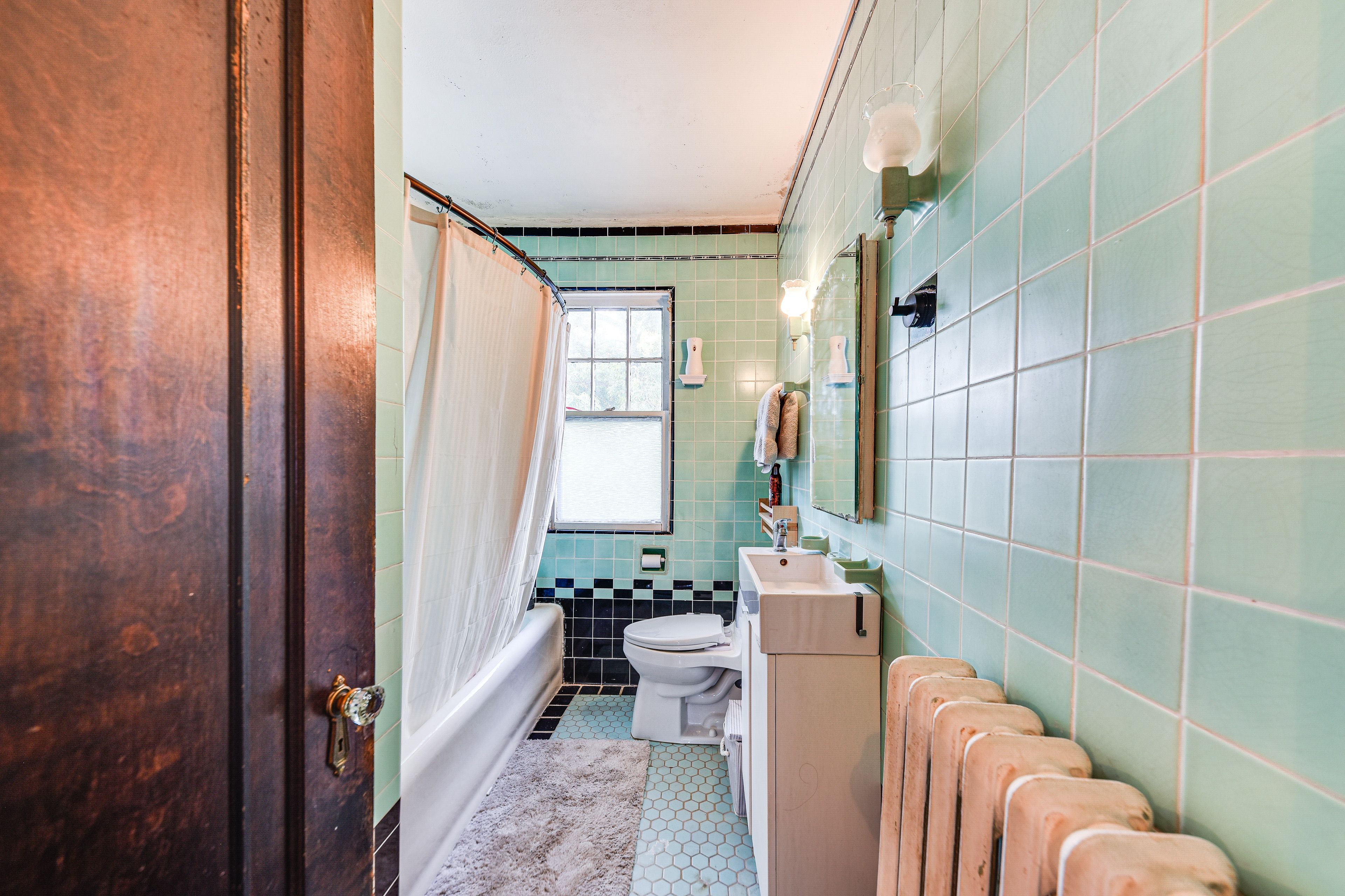 Full Bathroom | 2nd Floor | Towels Provided