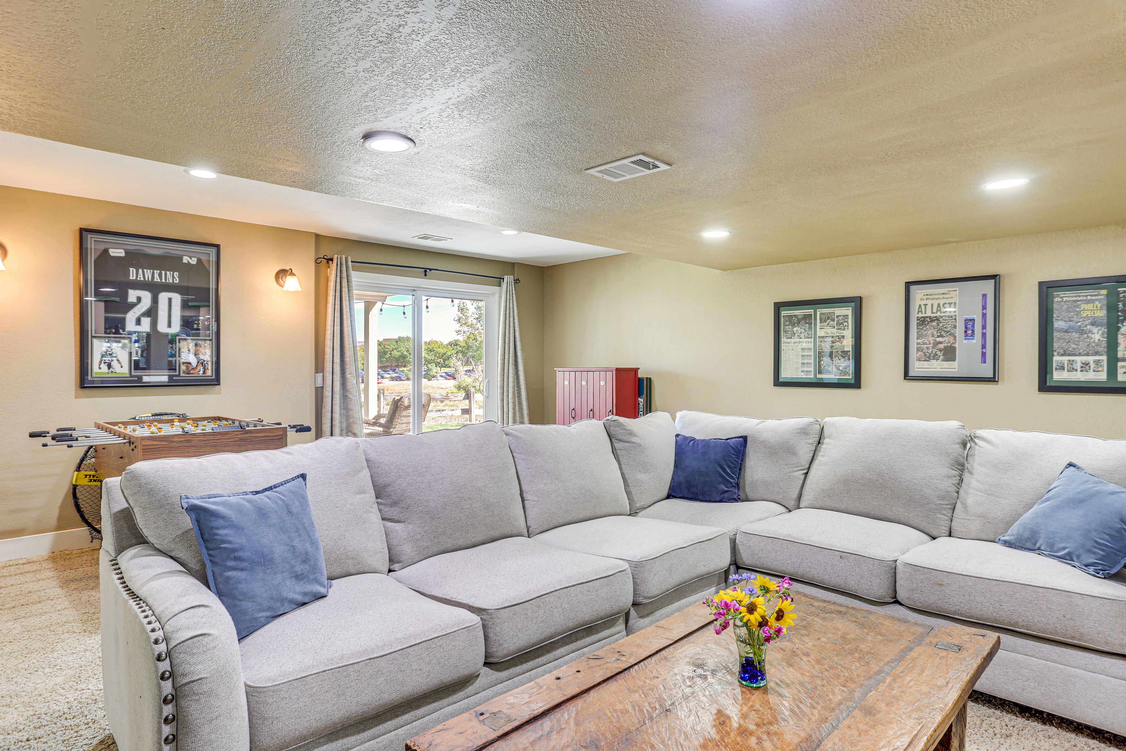 Living Area | Smart TV | Free WiFi | Central Air Conditioning/Heat