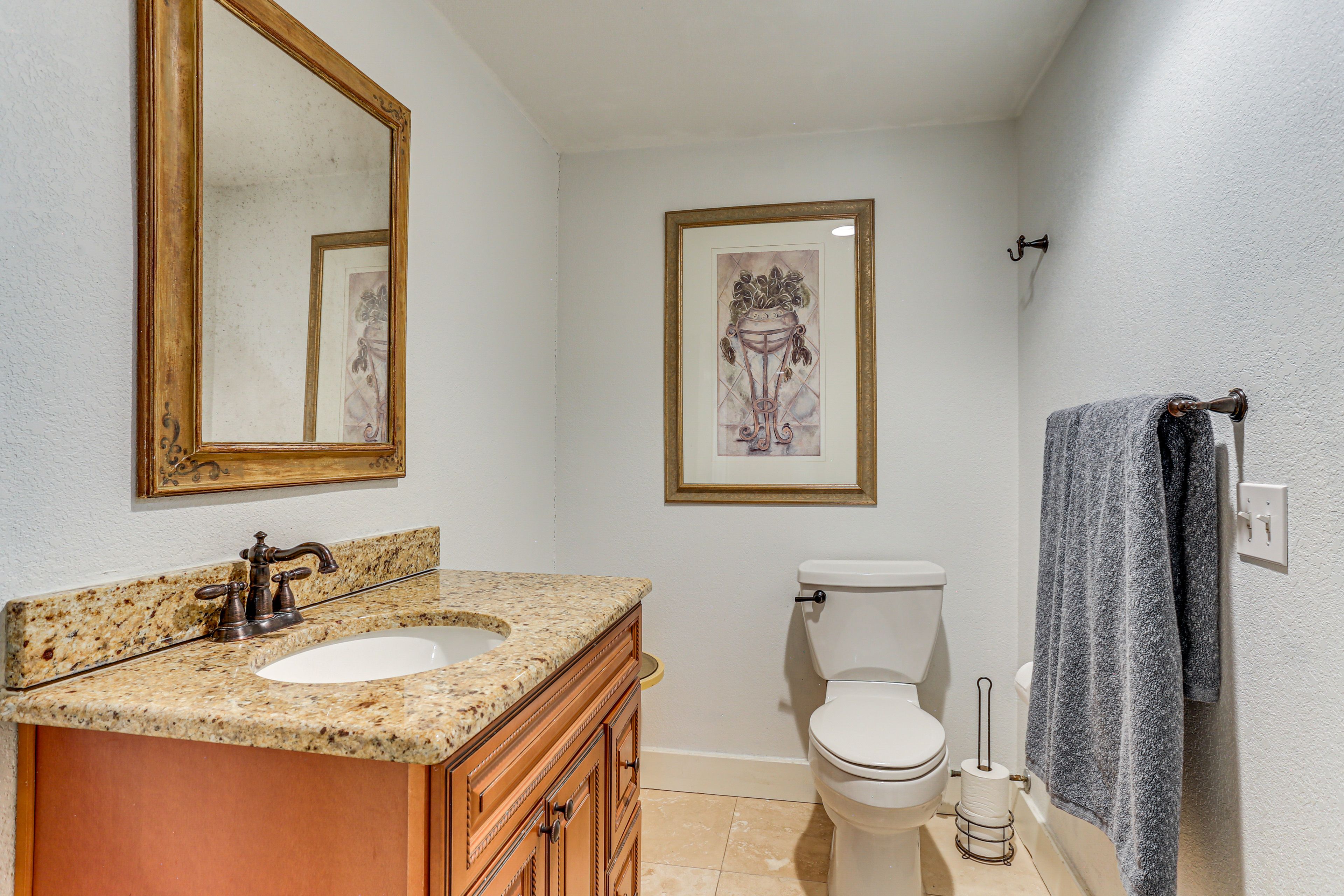 Full Bathroom | Complimentary Toiletries | Towels Provided