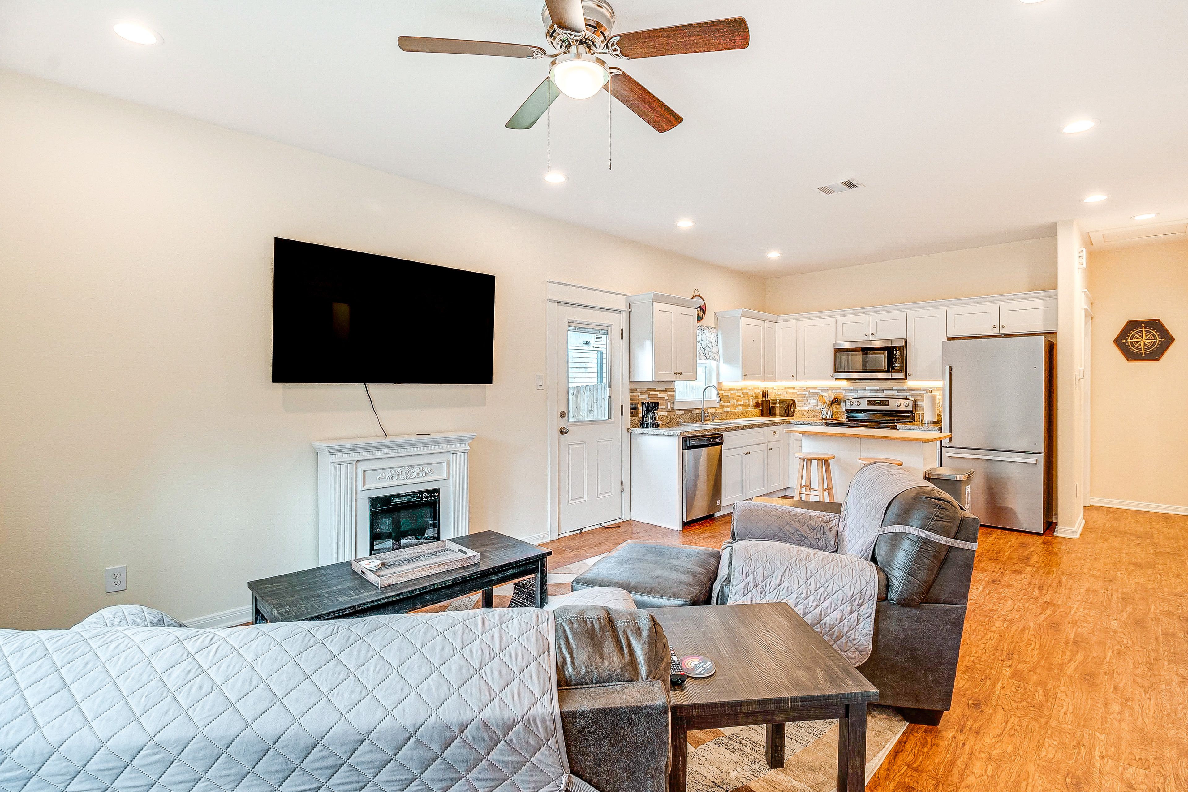 Montgomery Vacation Rental | 2BR | 1BA | 813 Sq Ft | 3 Steps Required