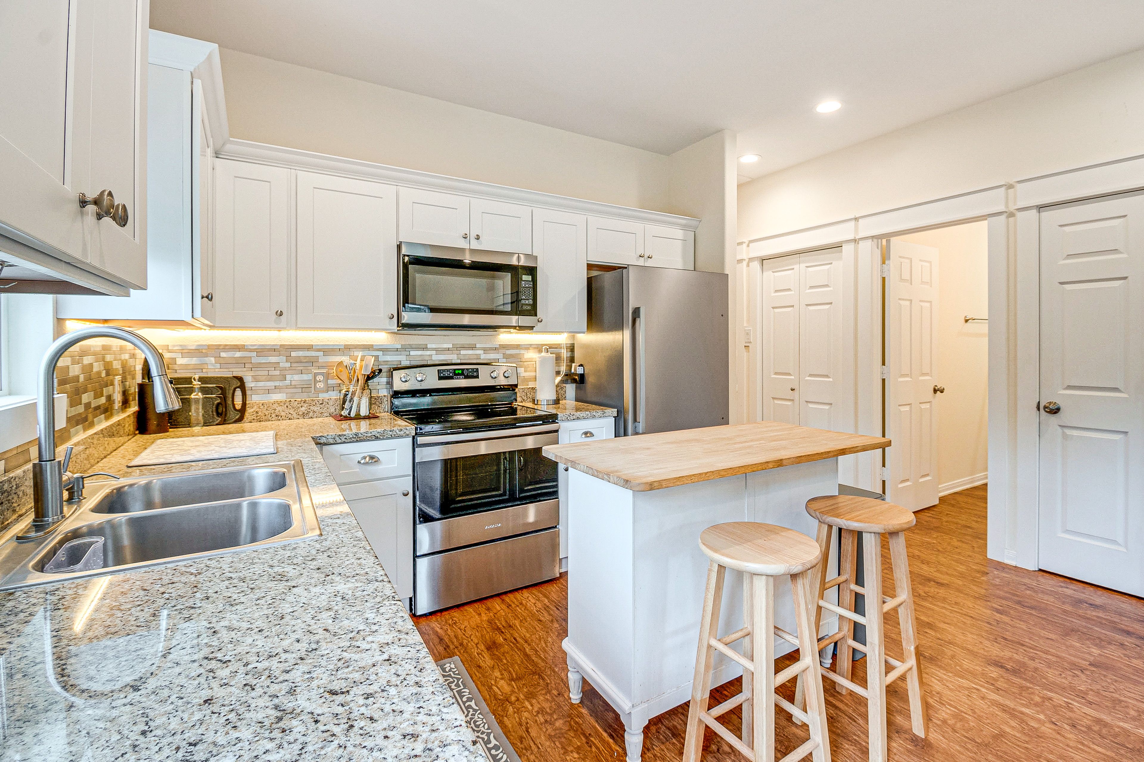 Kitchen | Central Air Conditioning | Single-Story Cottage