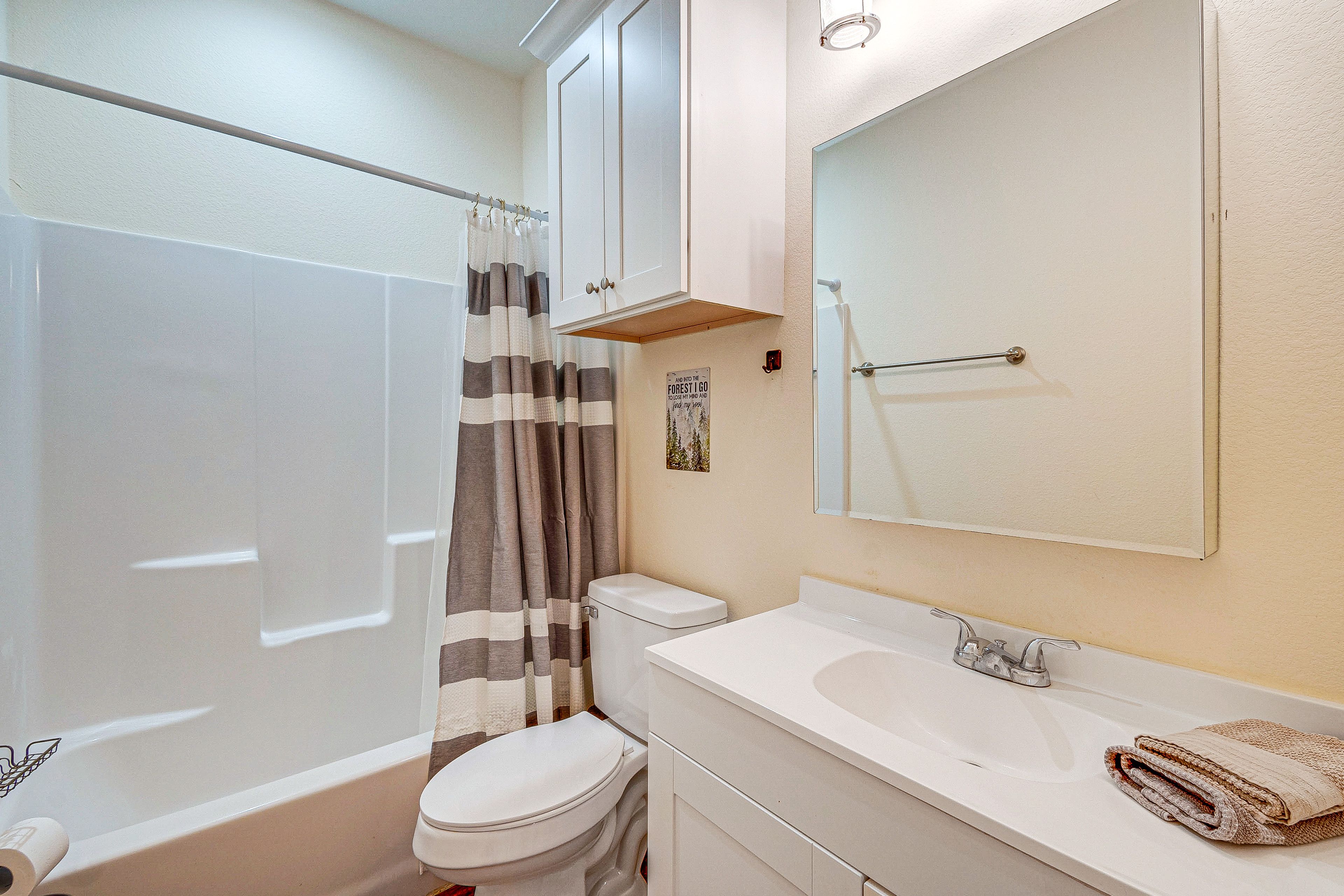 Full Bathroom | Towels Provided
