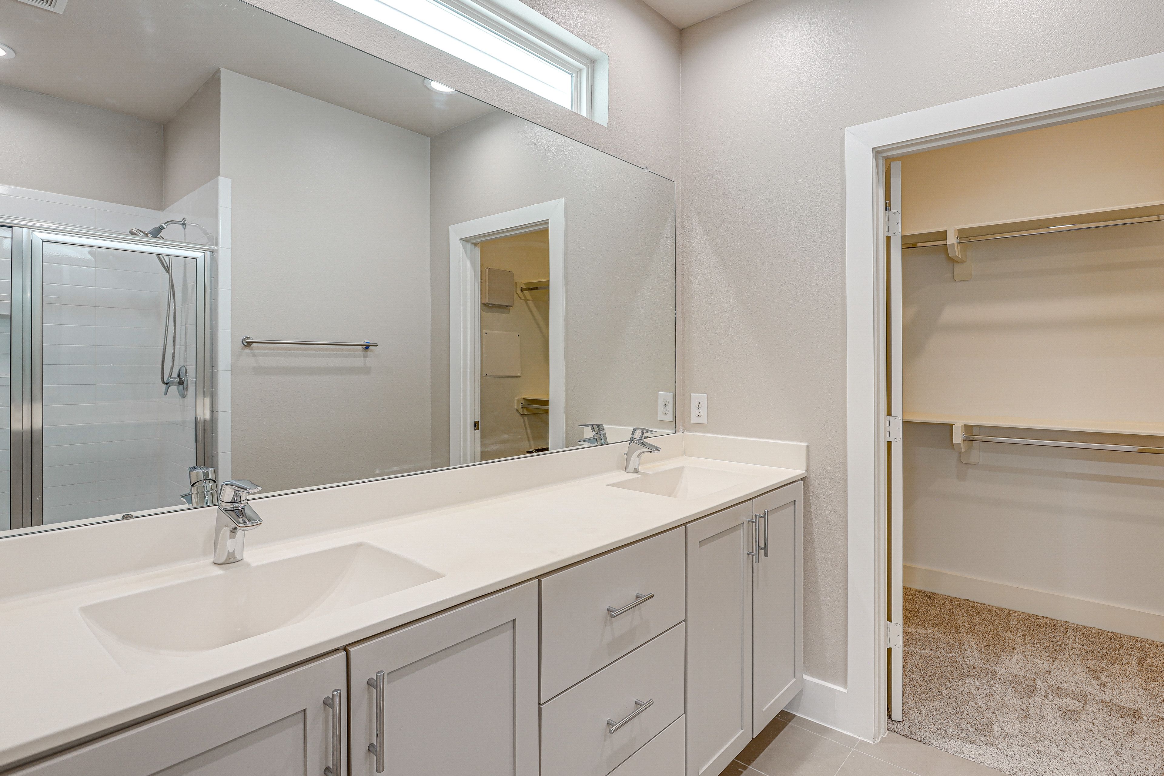 Full Bathroom | 2nd Floor | Towels Provided | Walk-In Closet