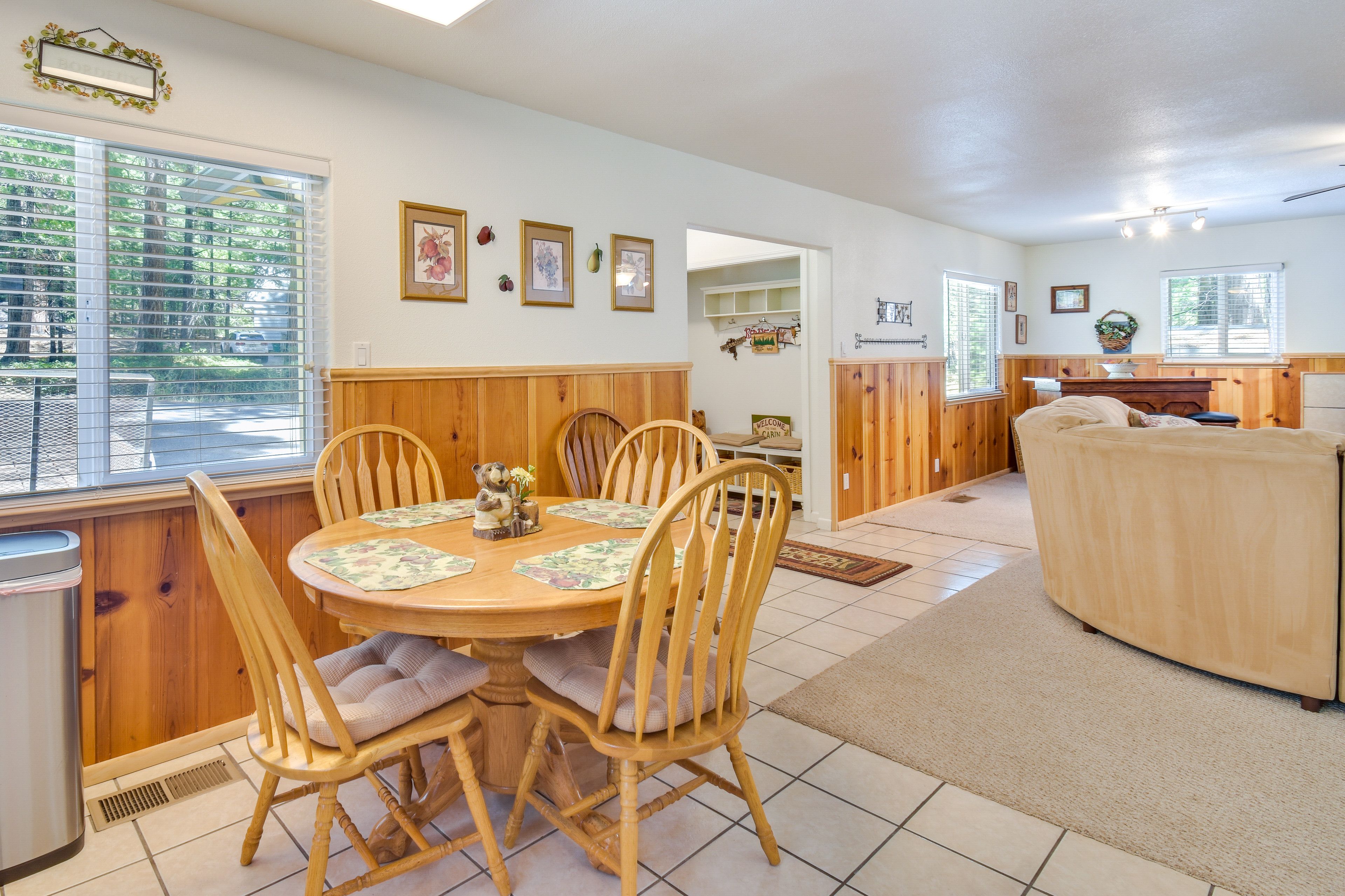 Dining Area | Dishware/Flatware Provided