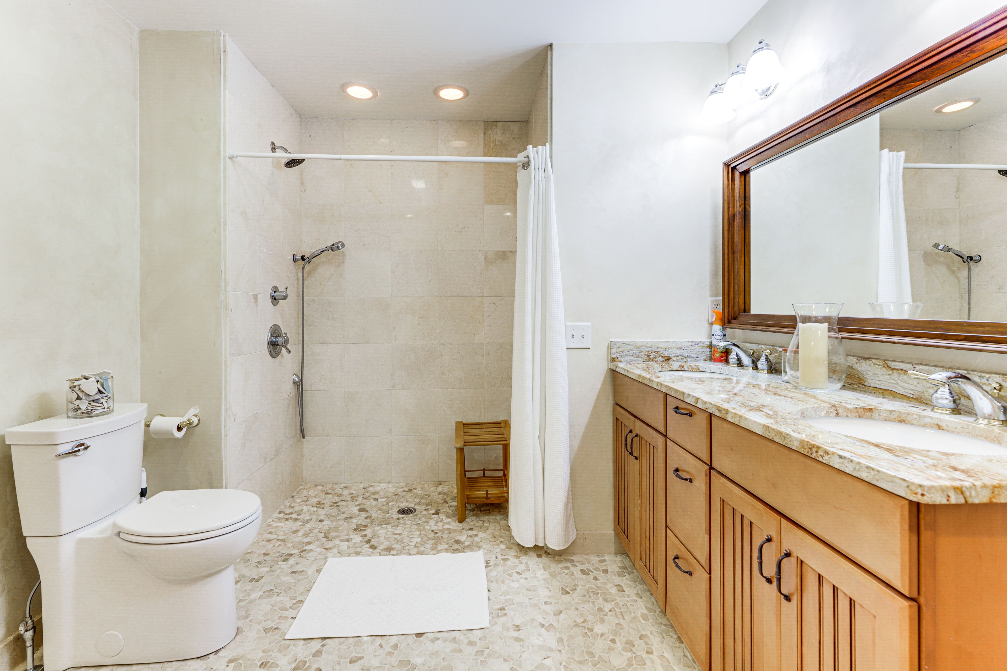 Full Bathroom | Complimentary Toiletries