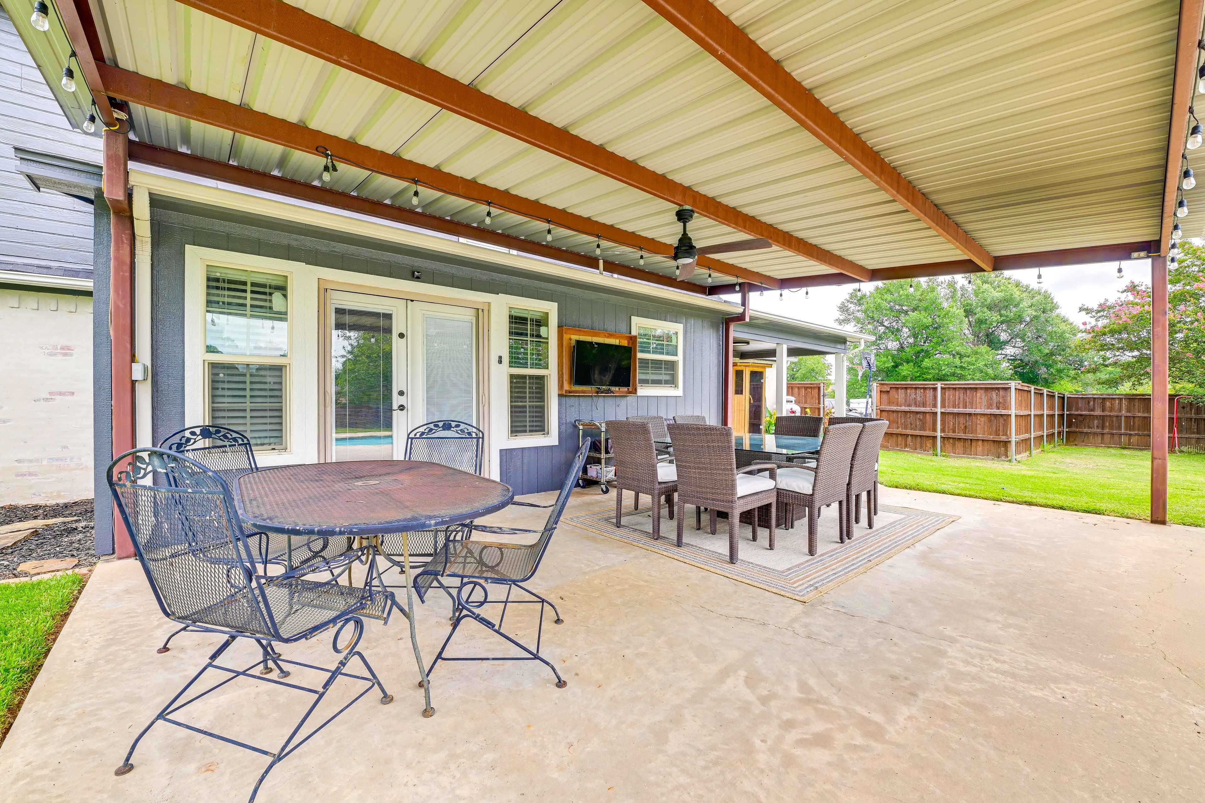 Covered Patio | Outdoor Dining Area | Smart TV