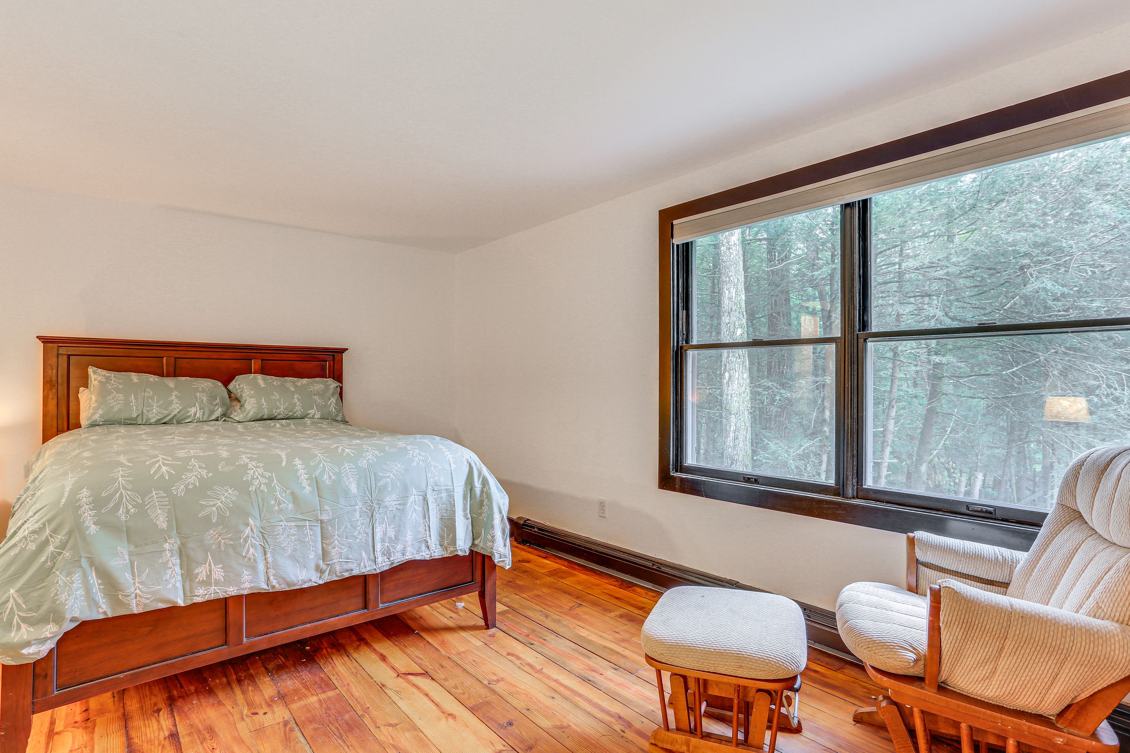 Bedroom 1 | Queen Bed | 1st Floor | Smart TV | En-Suite Bathroom