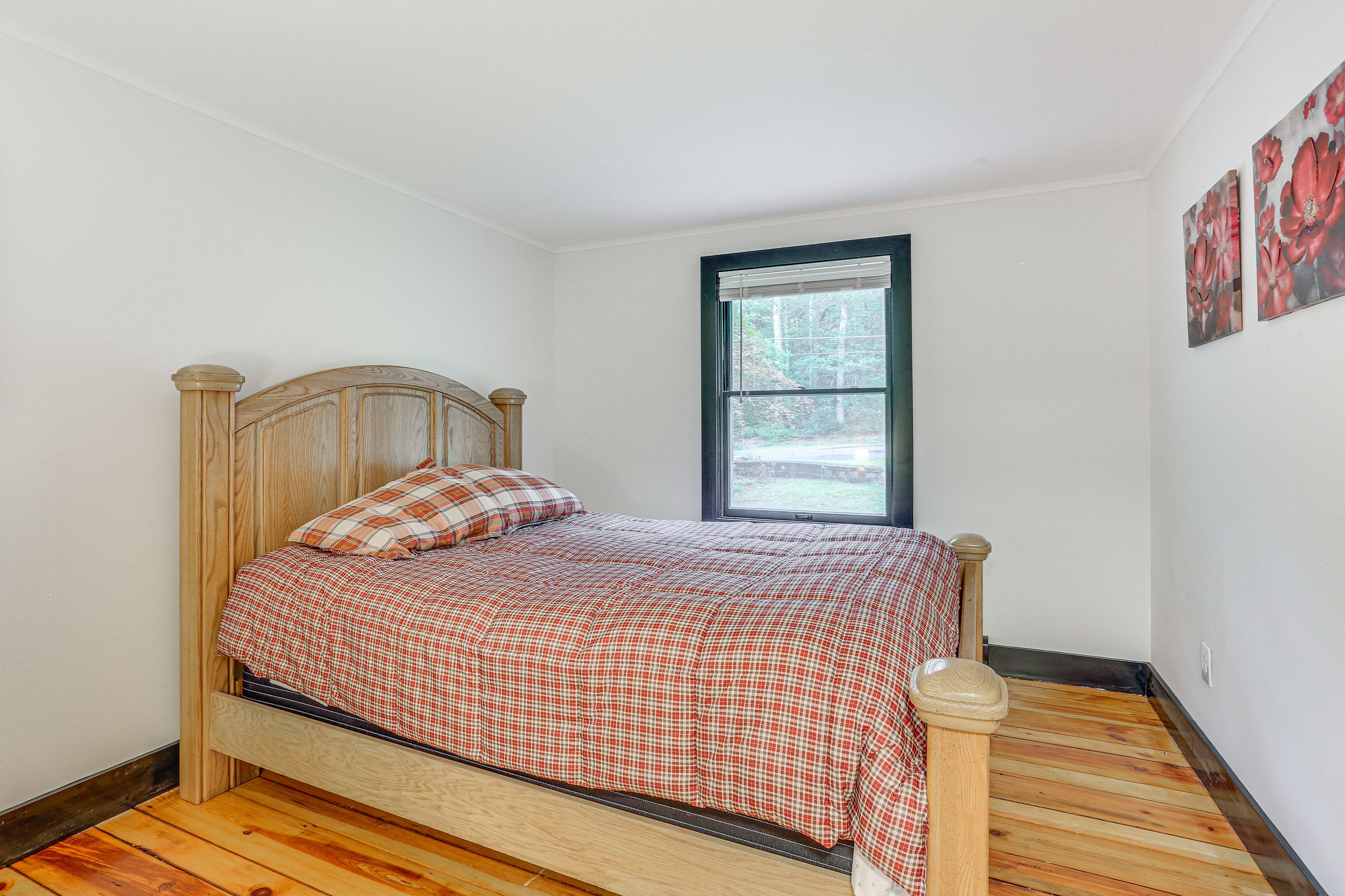 Bedroom 2 | Queen Bed | 1st Floor
