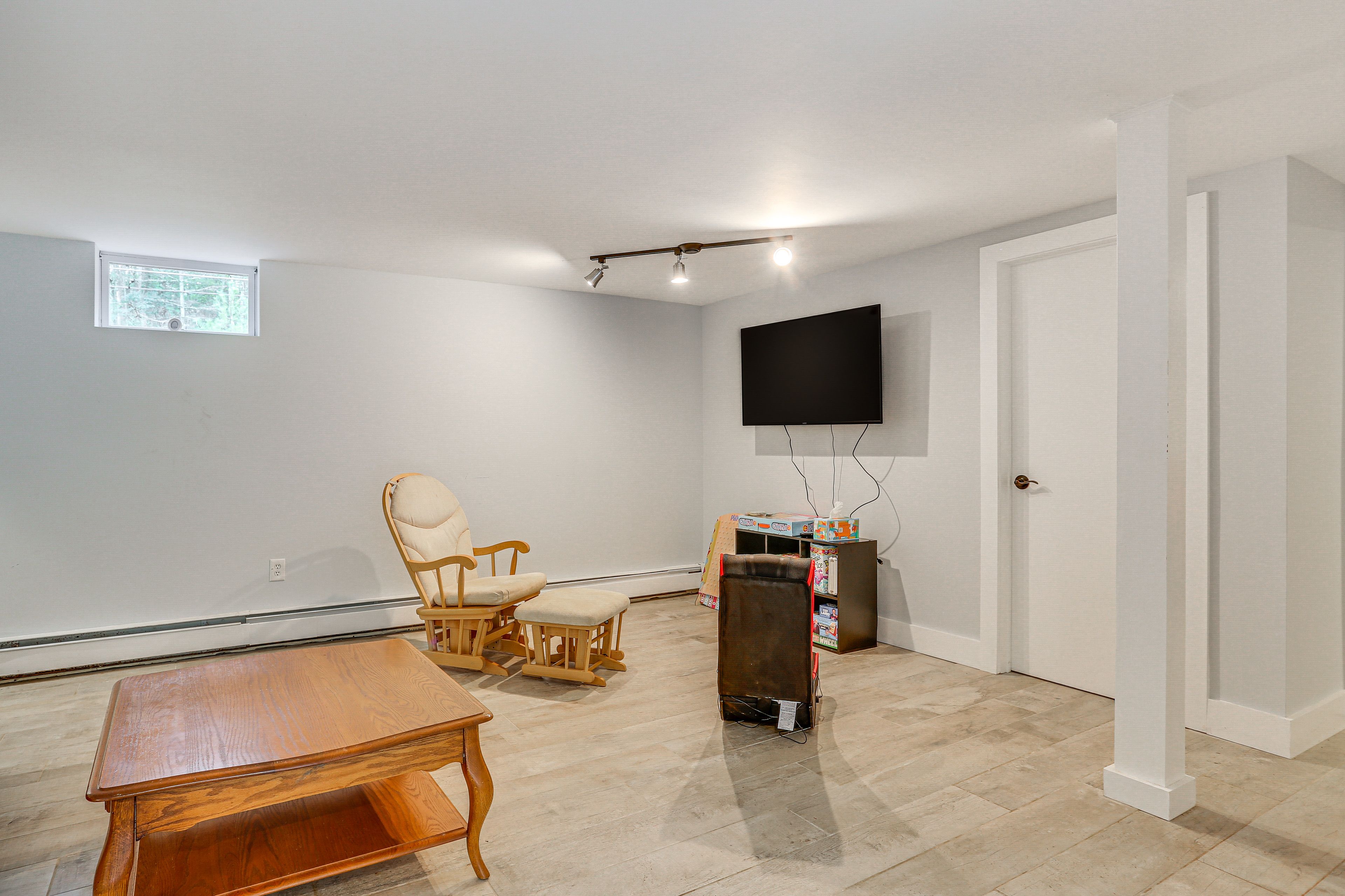 Living Room | Downstairs | Twin Futon | Smart TV | Board Games