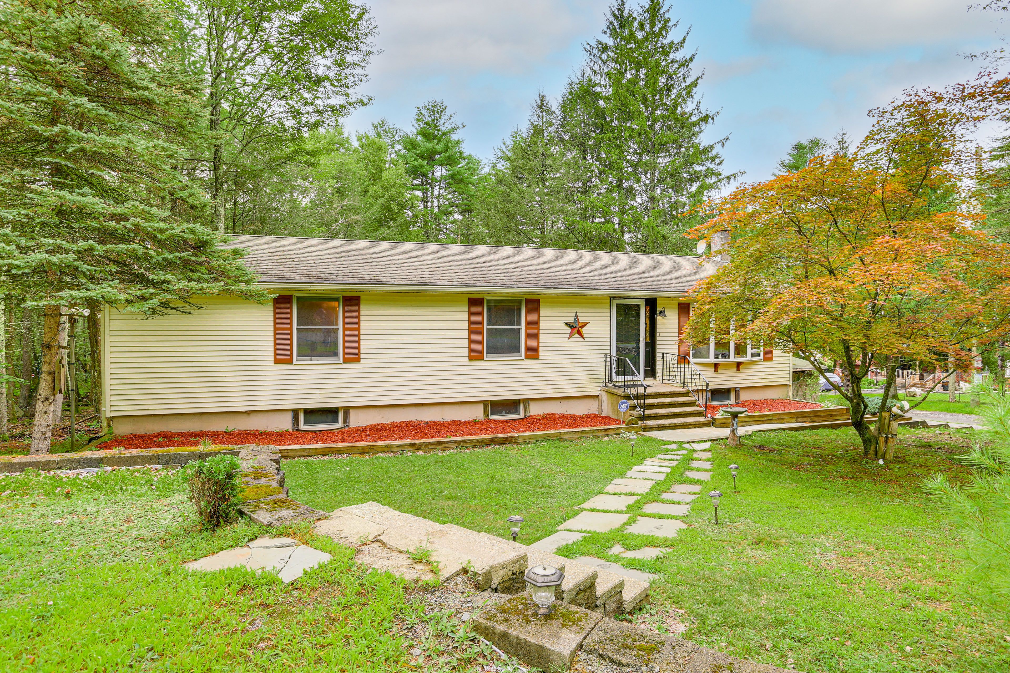 Property Exterior | Driveway (5 Vehicles)