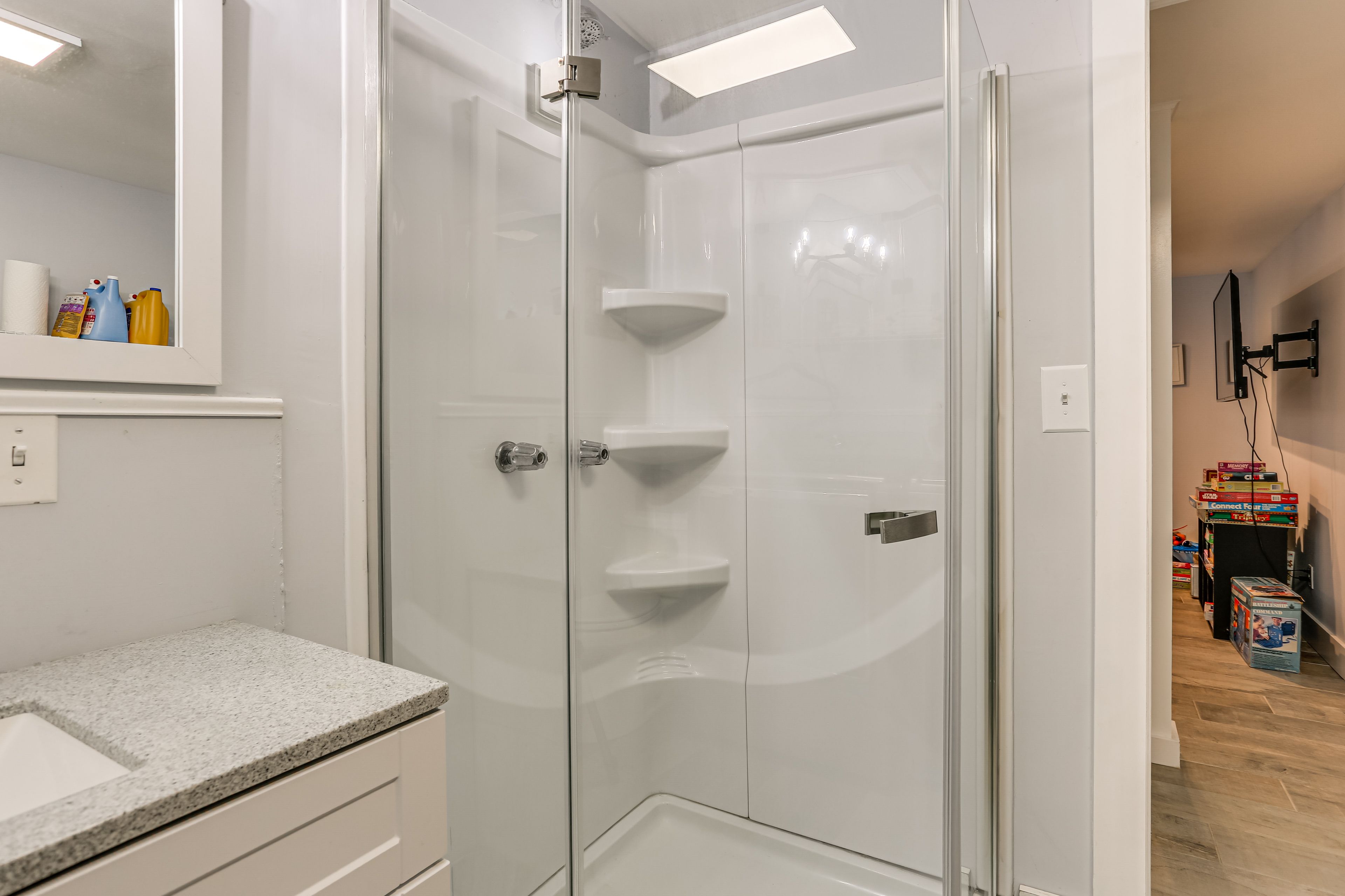 Full Bathroom | Downstairs | Washer & Dryer