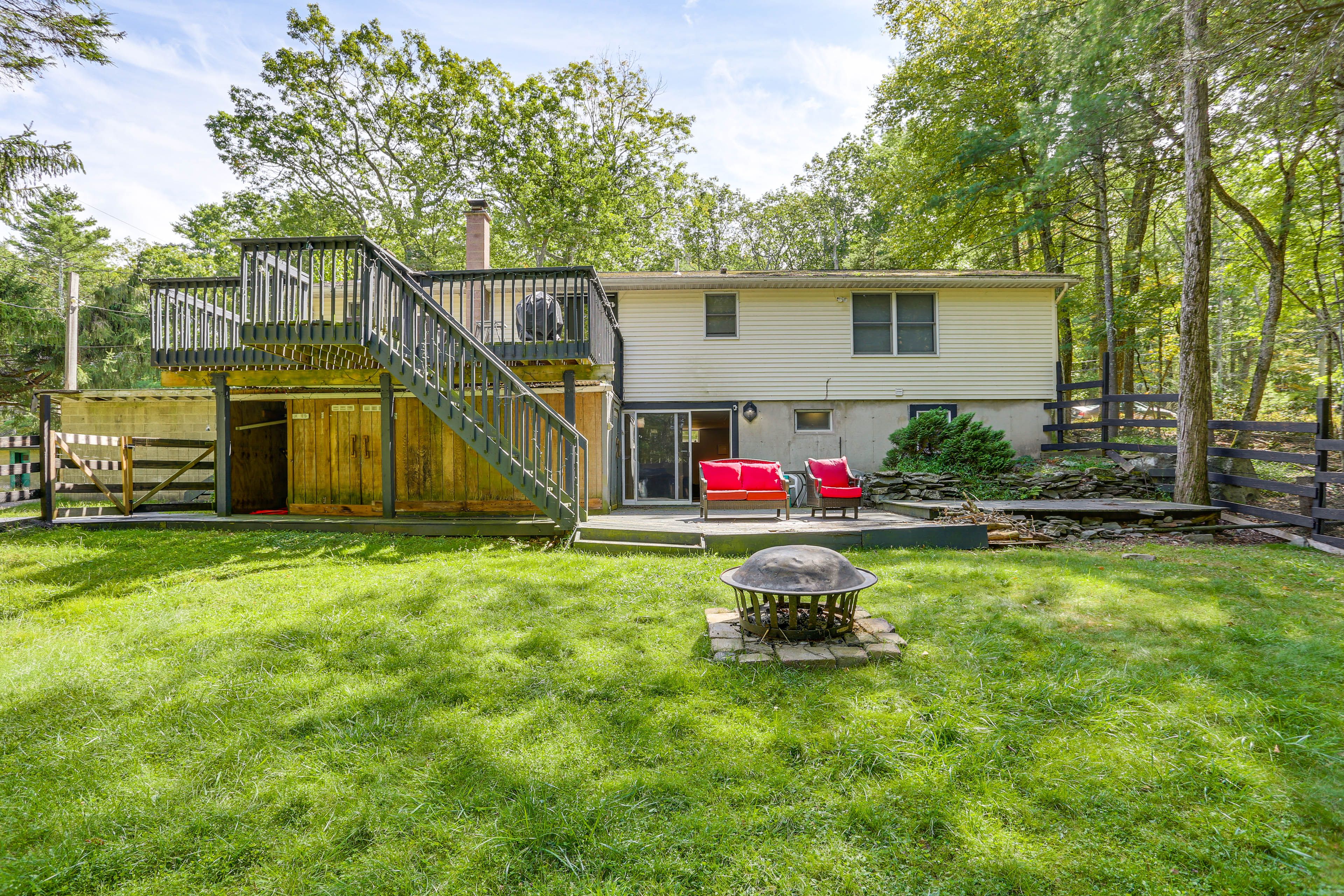 Private Yard | Fire Pit | Outdoor Seating