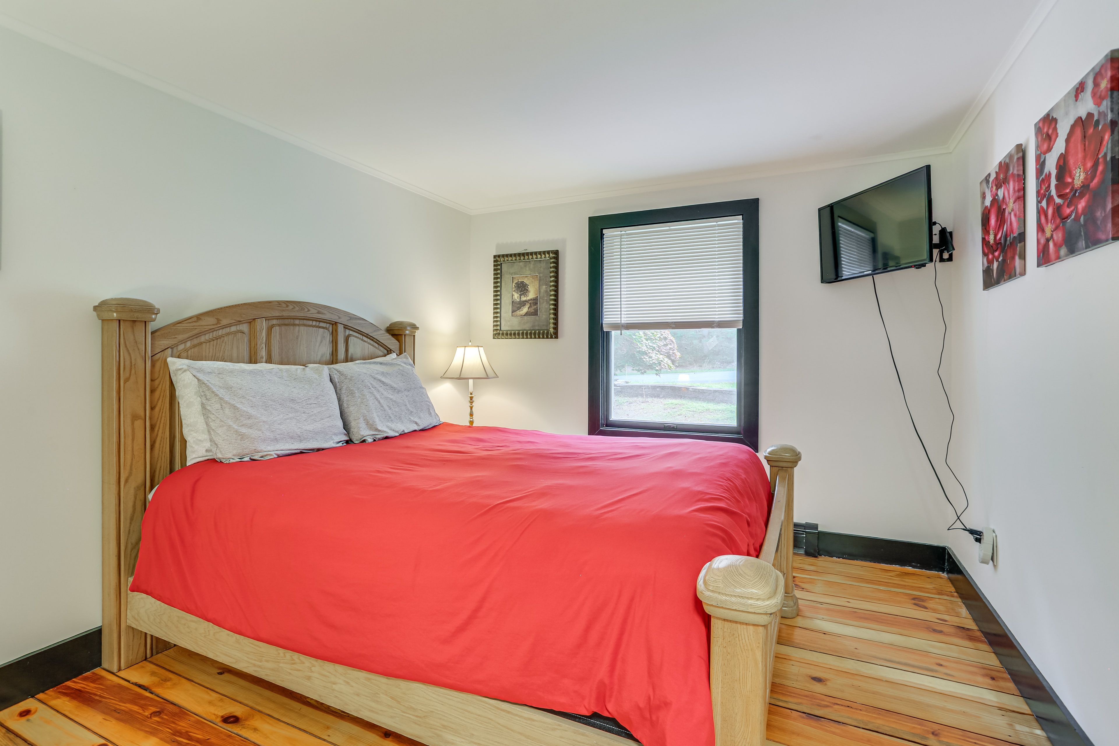 Bedroom 2 | Queen Bed | 1st Floor