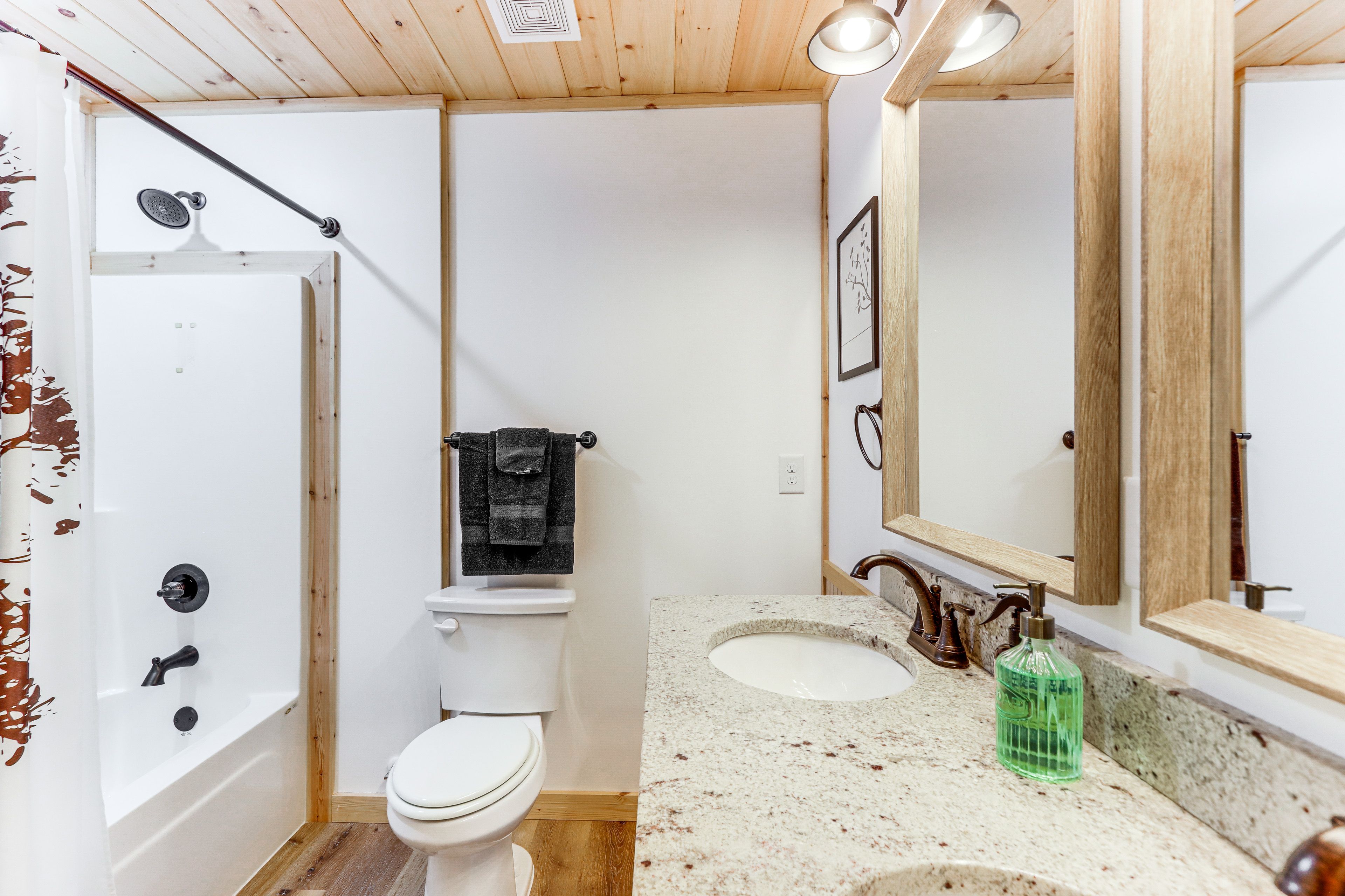 Full Bathroom | Towels Provided