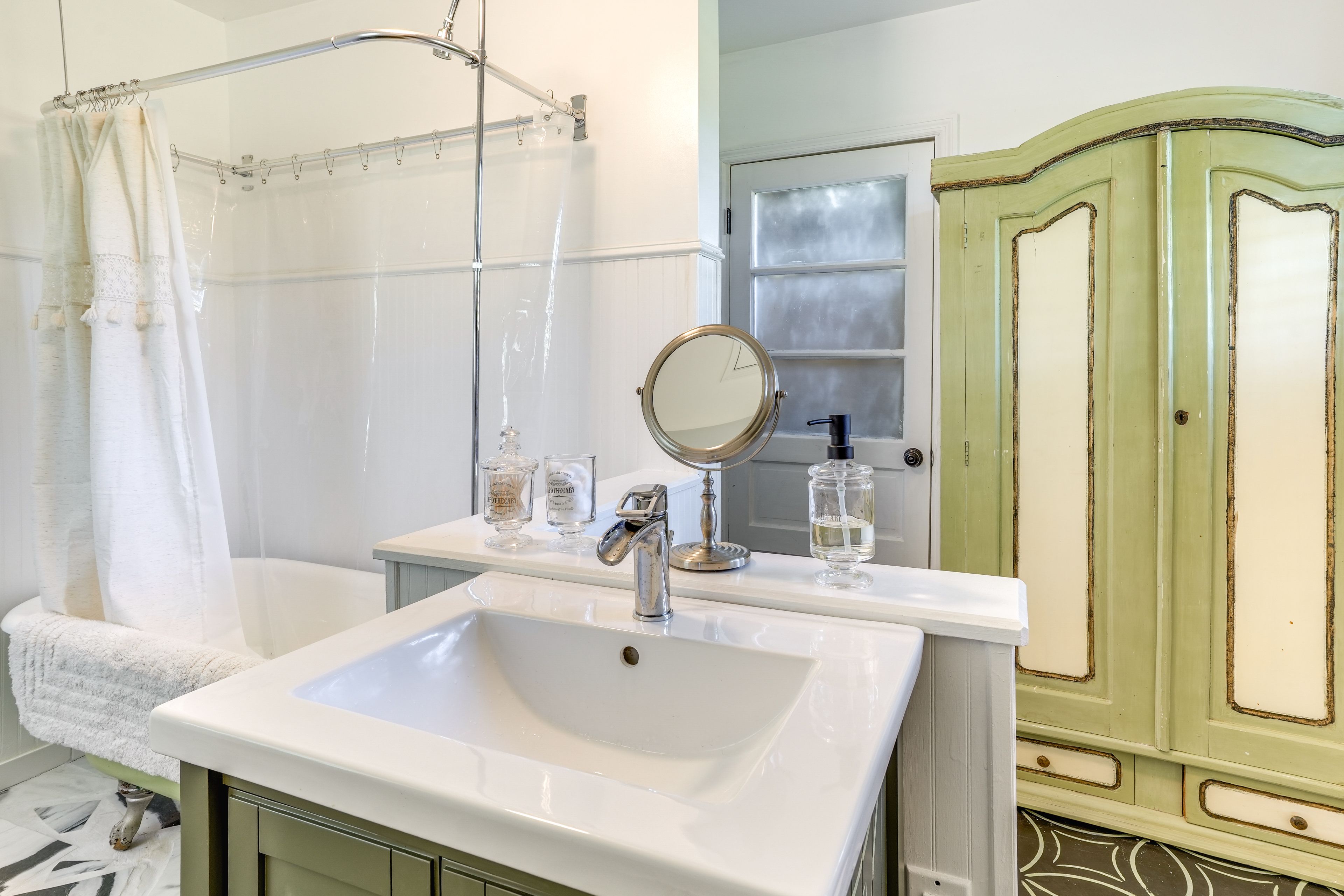 Full Bathroom