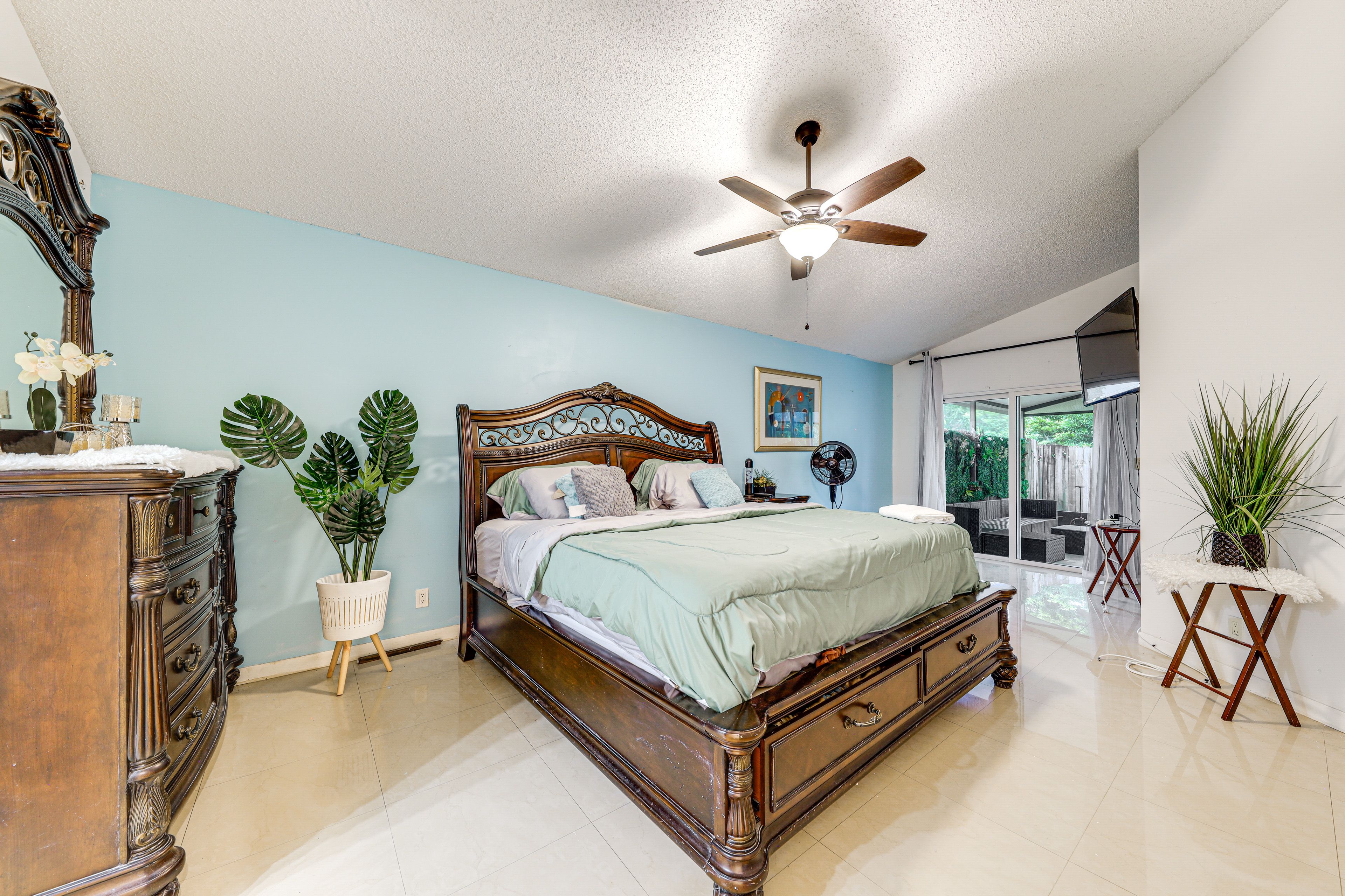 Bedroom 1 | King Bed | Smart TV