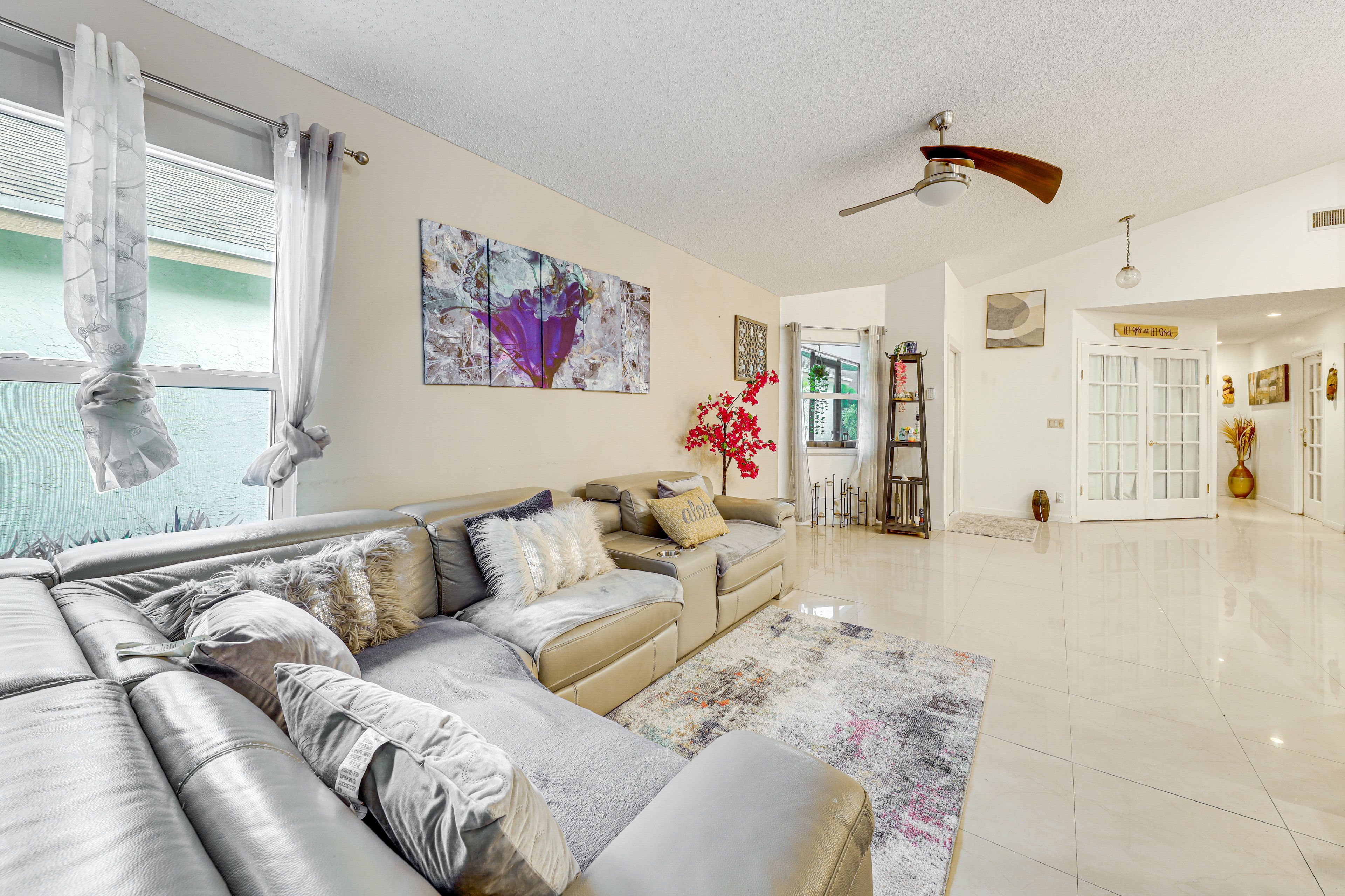 Living Room | Smart TV | Board Games | Ceiling Fans