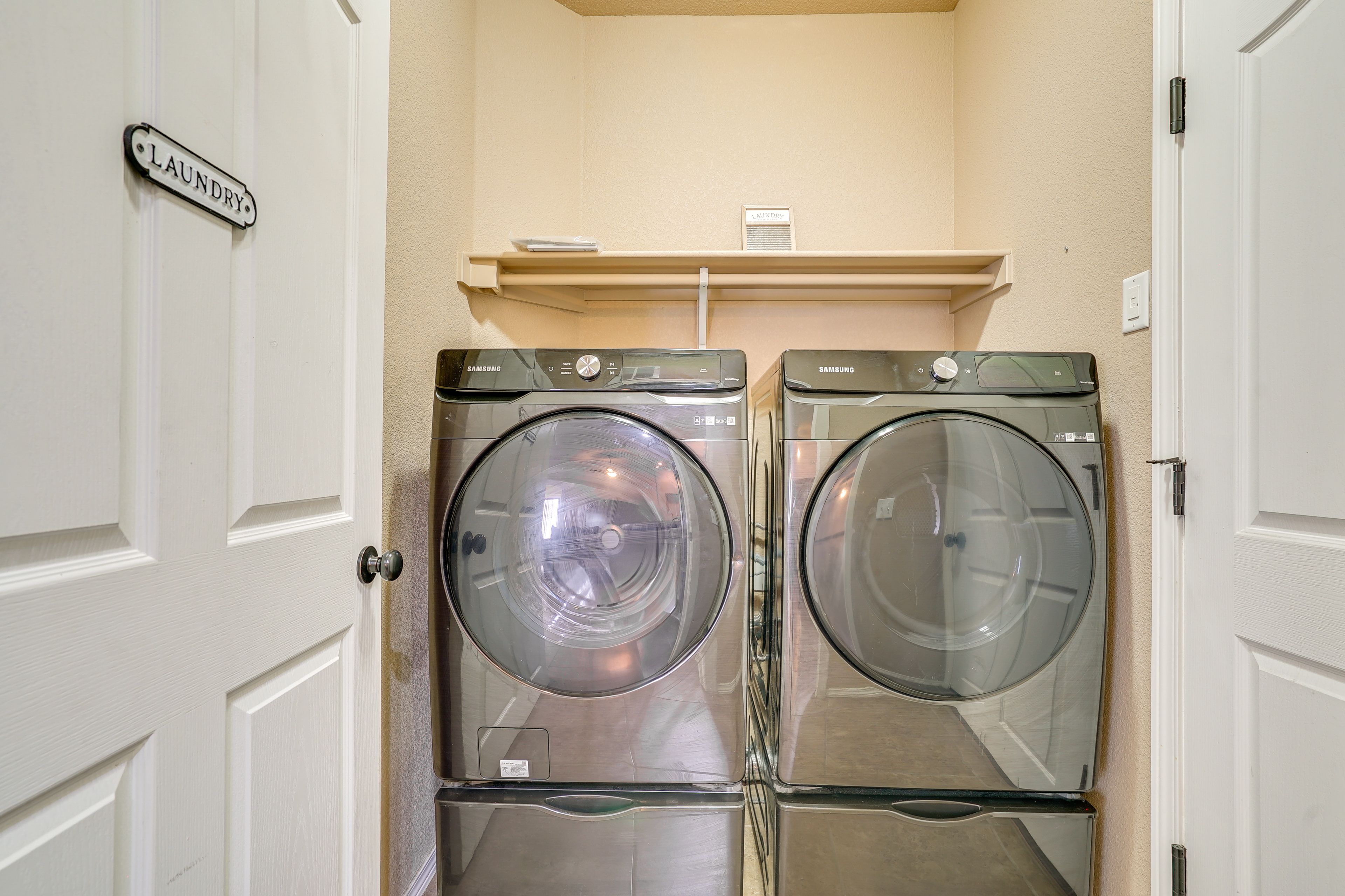 Laundry Room | Washer & Dryer