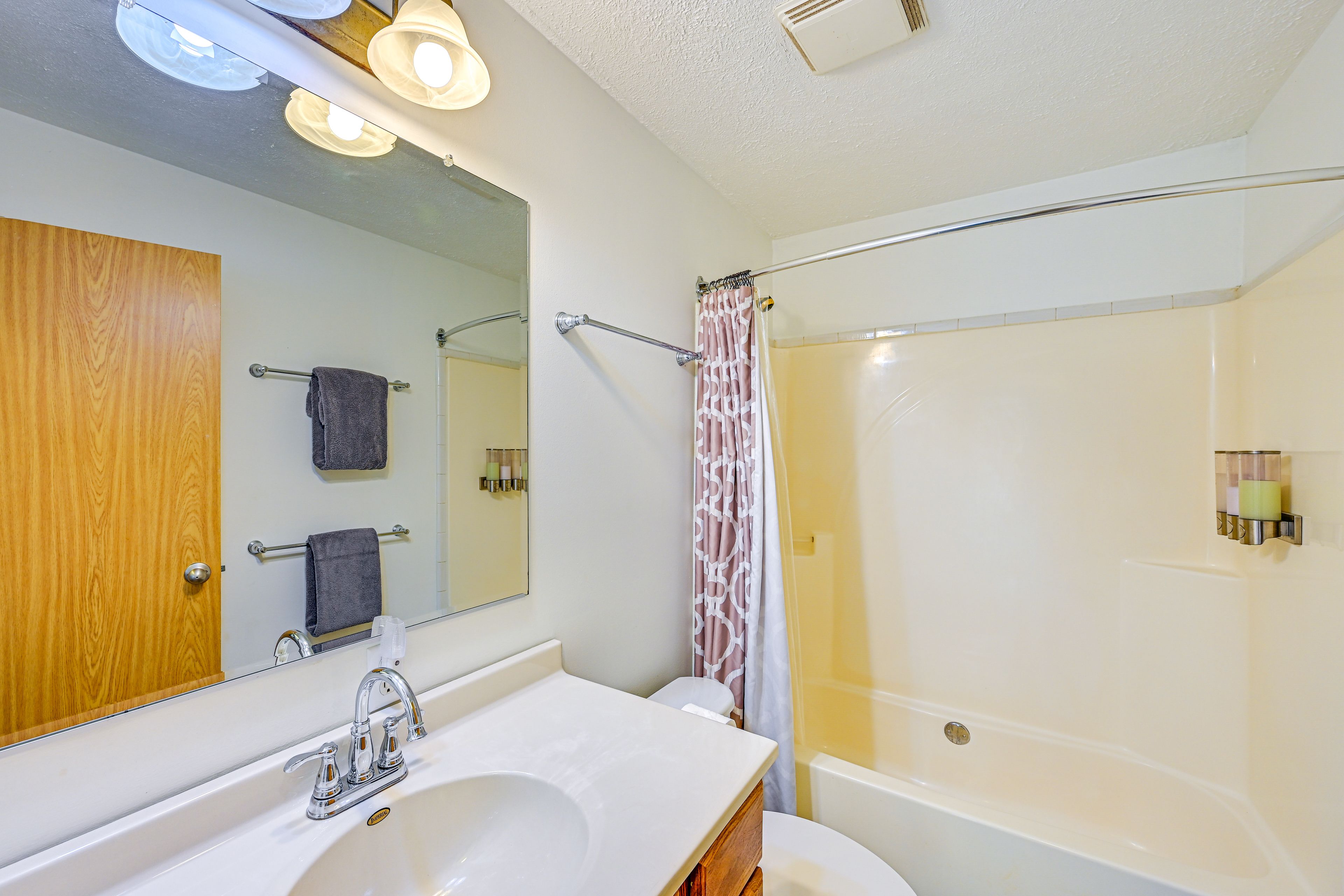 Full Bathroom | Complimentary Toiletries