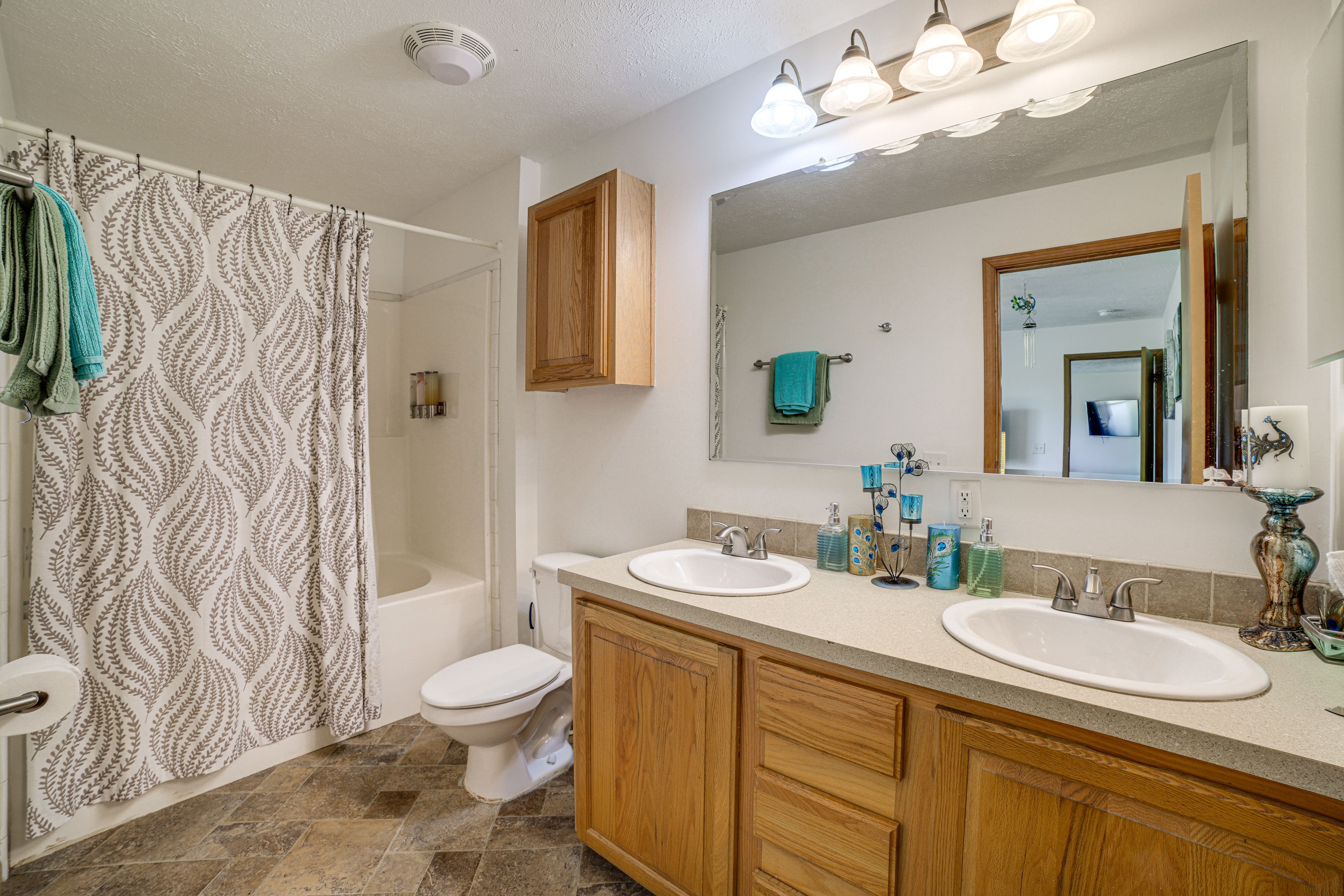 En-Suite Bathroom | Towels Provided