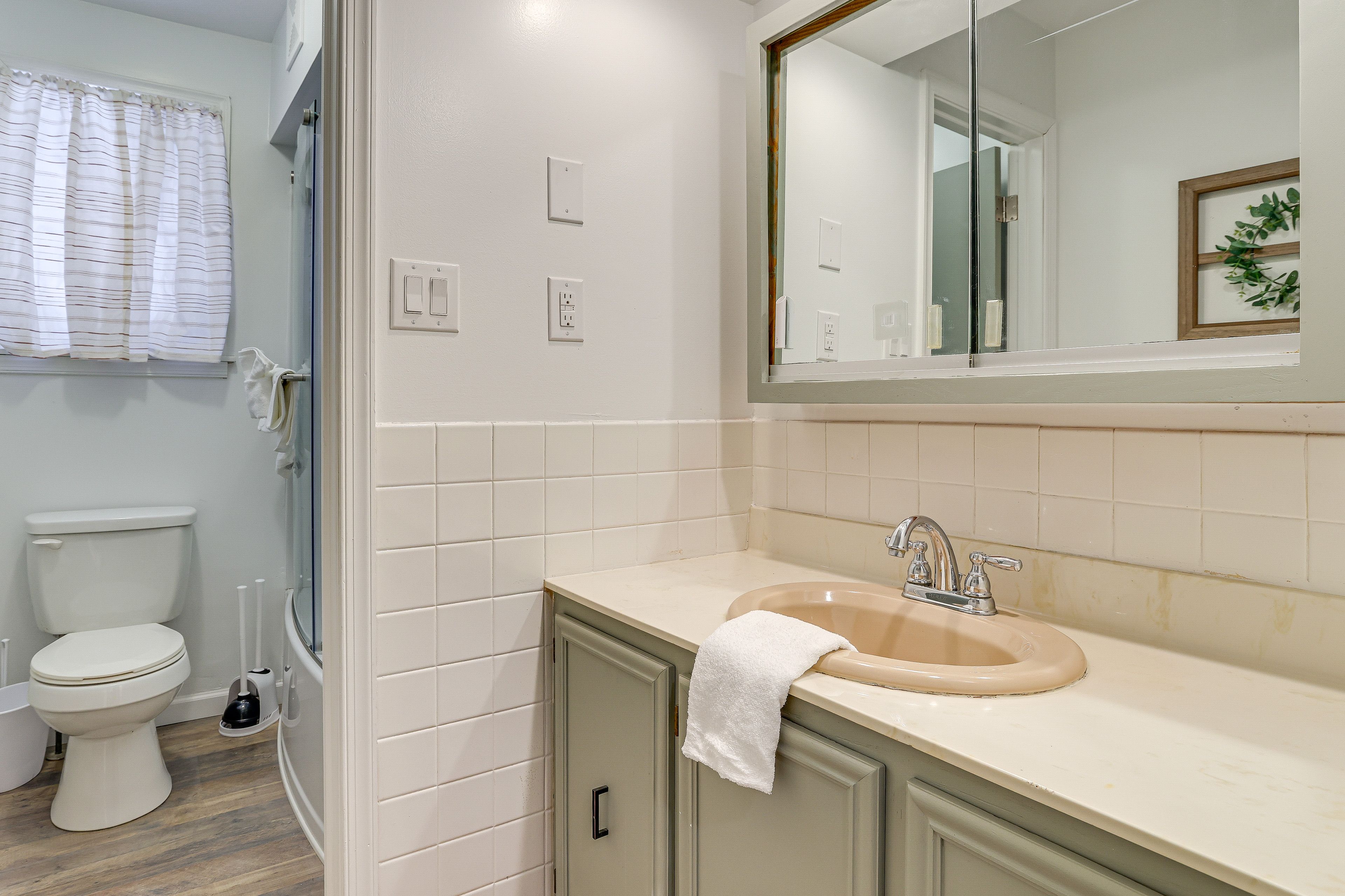 Full Bath | Towels | Main Level