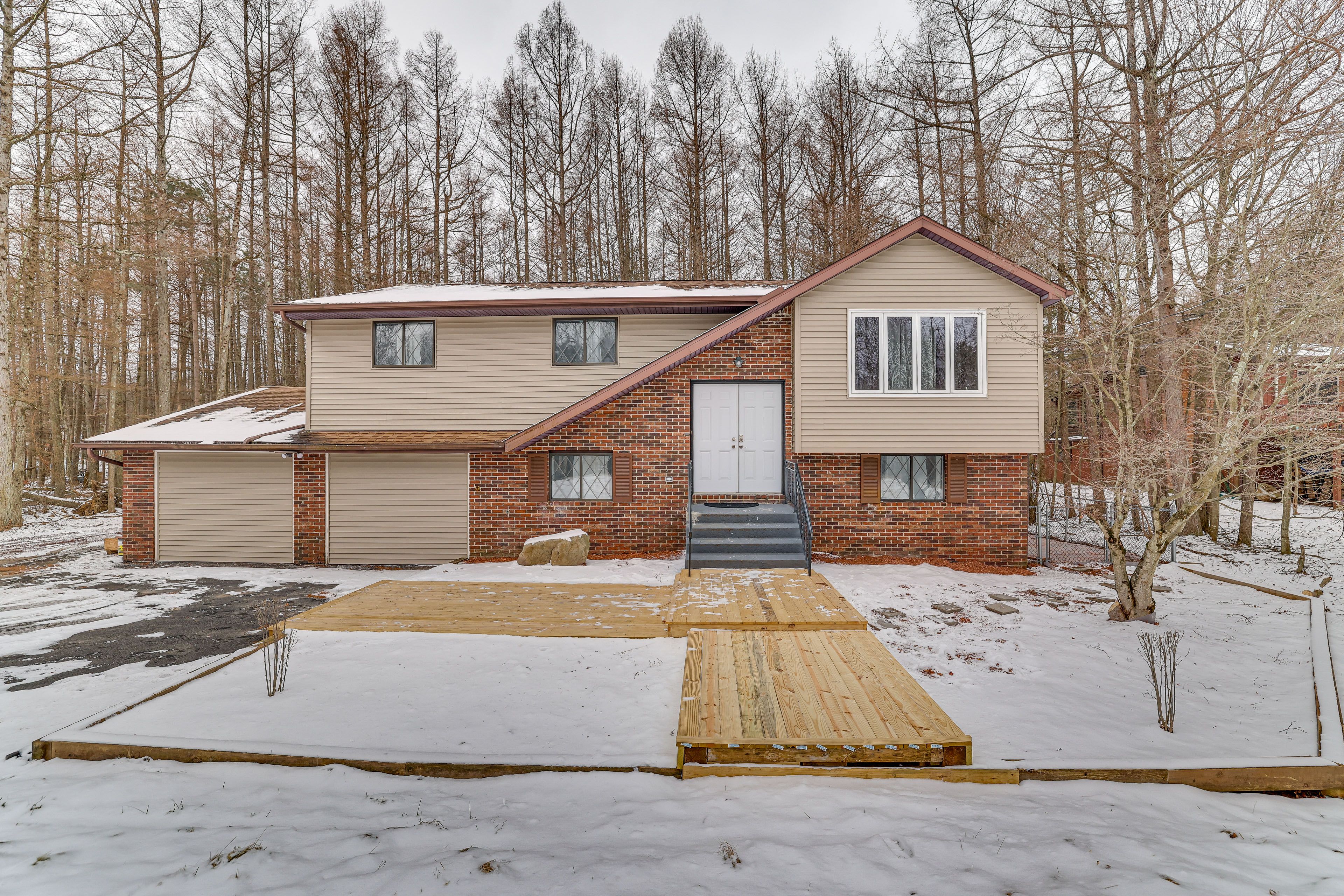 Exterior | Parking | Driveway (6 Vehicles)