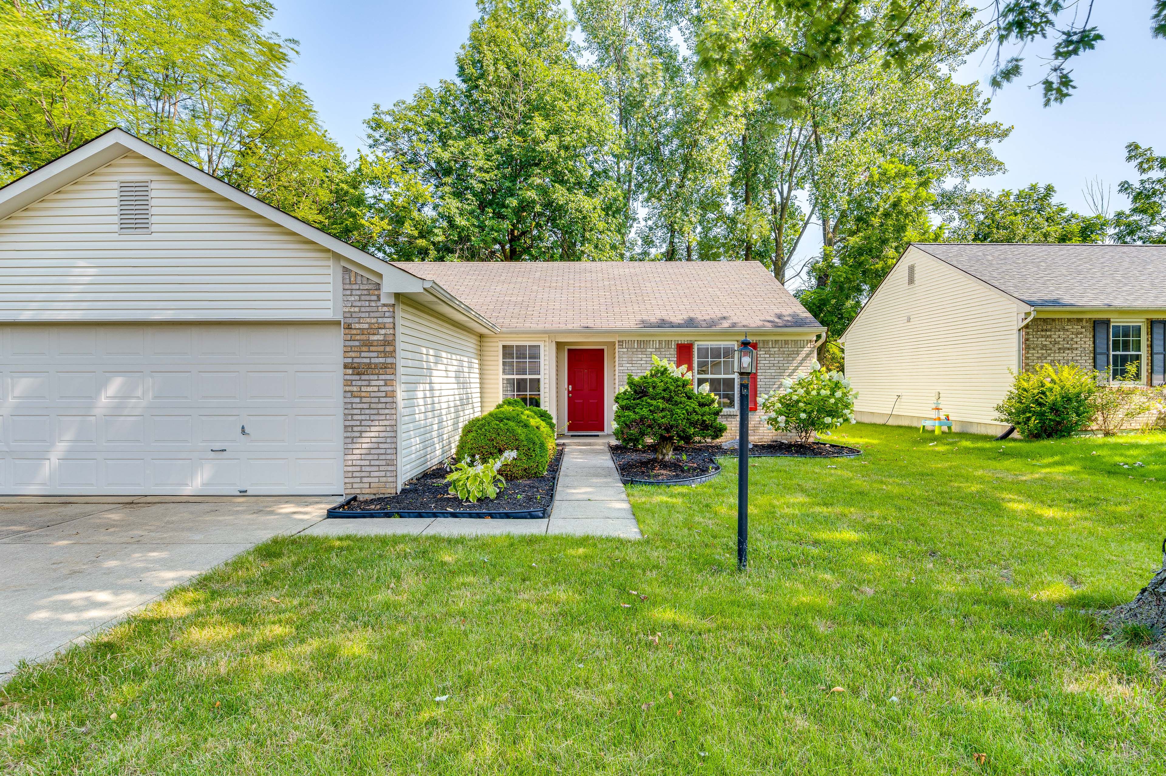 Home Exterior | Parking | Driveway (2 Vehicles)