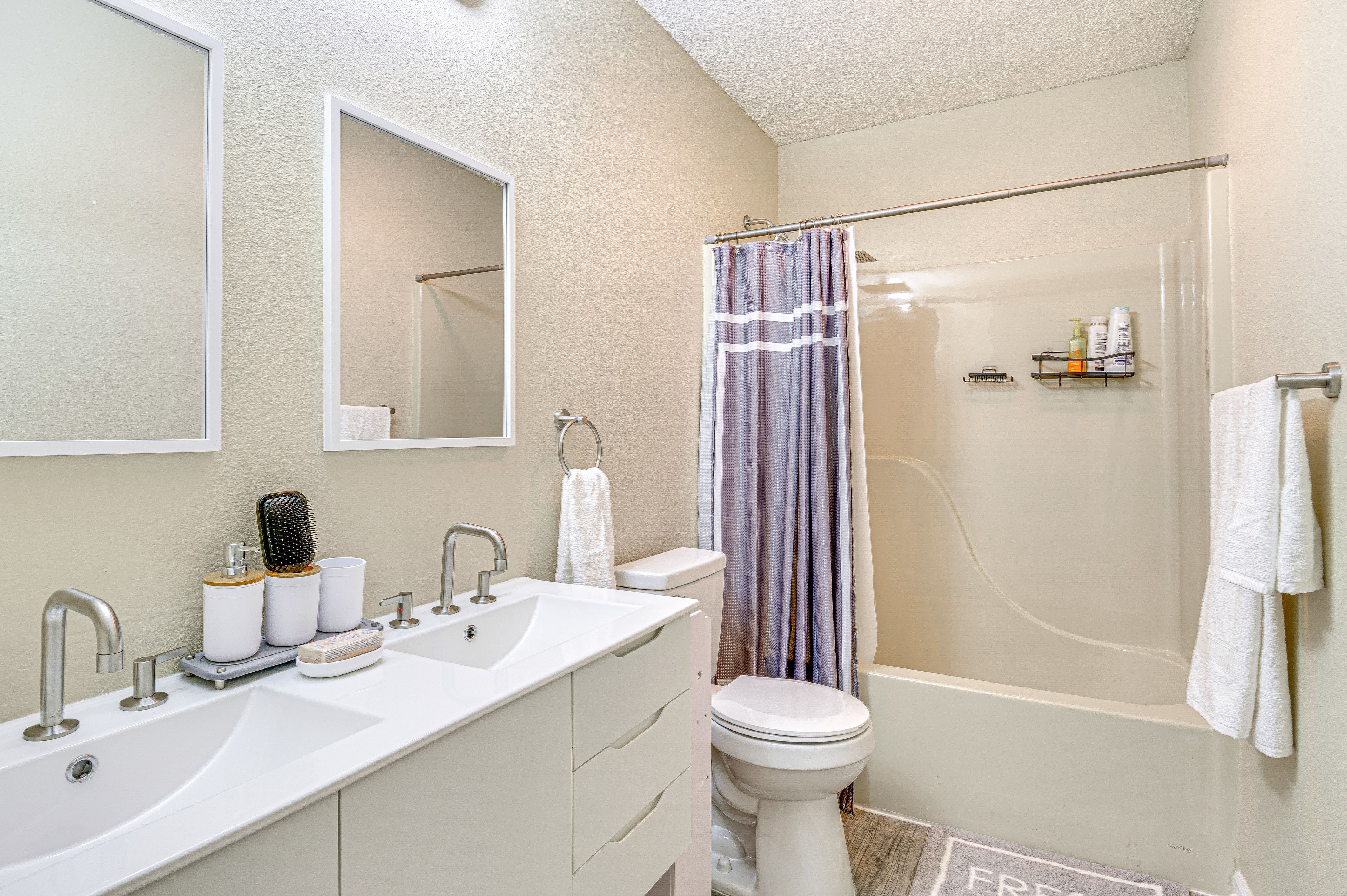 Full Bathroom | Towels Provided