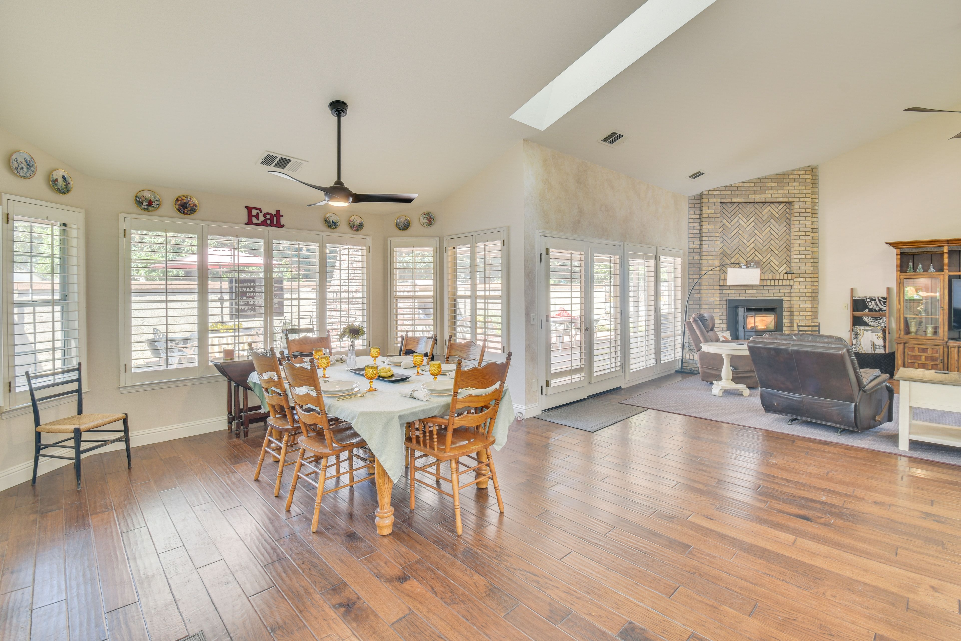 Dining Area | Dishware & Flatware Provided
