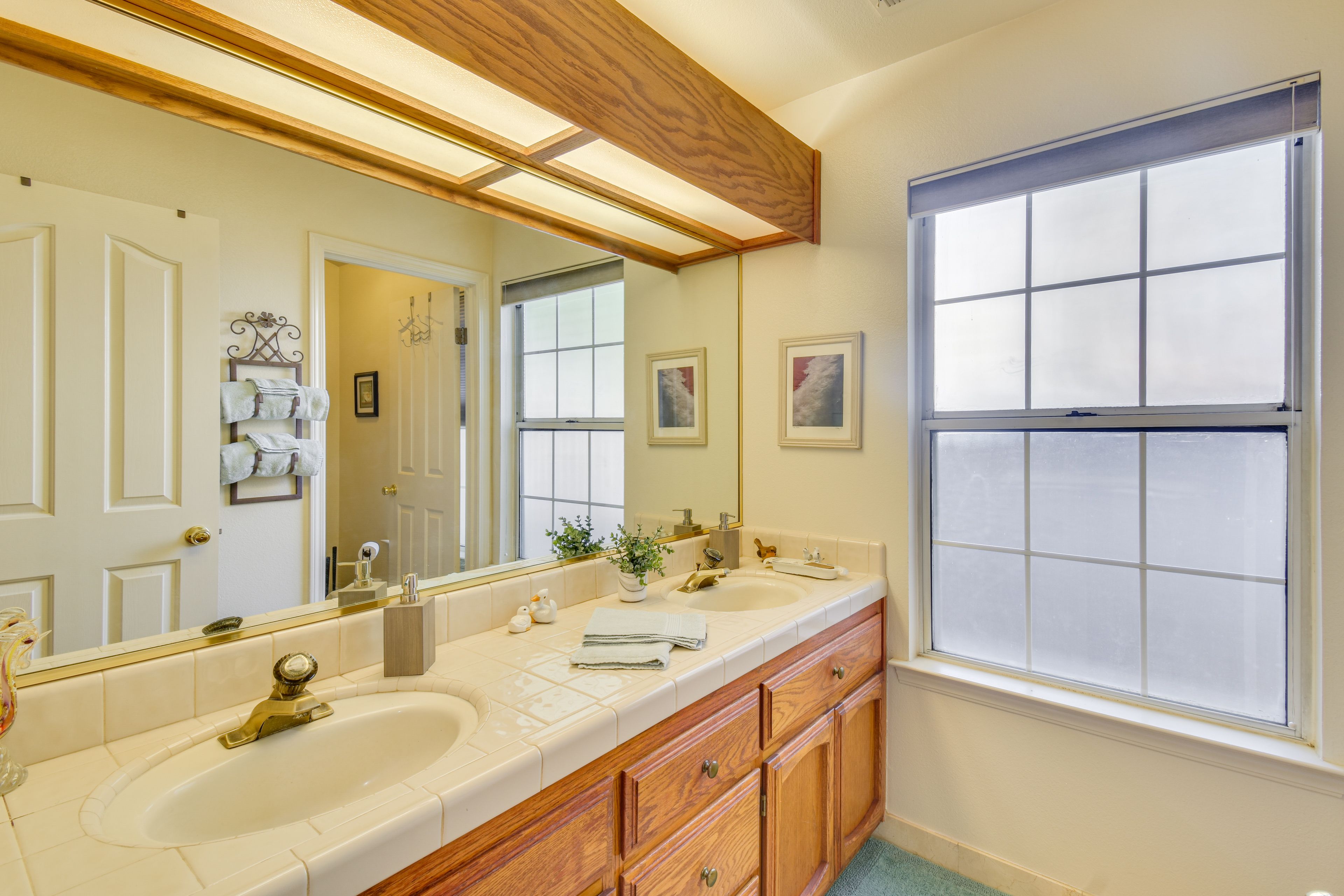 Full Bathroom | Towels Provided