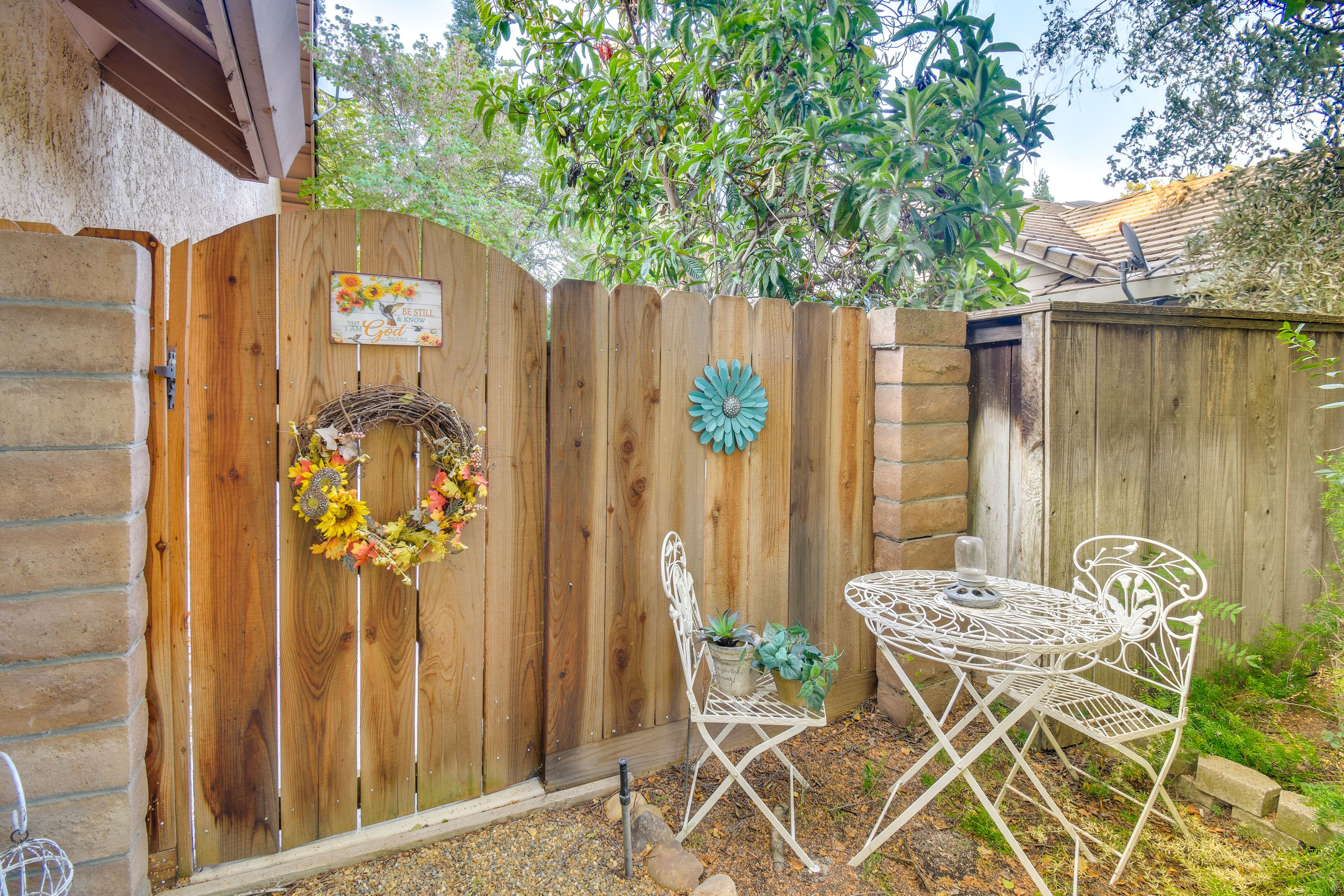 Side Gate
