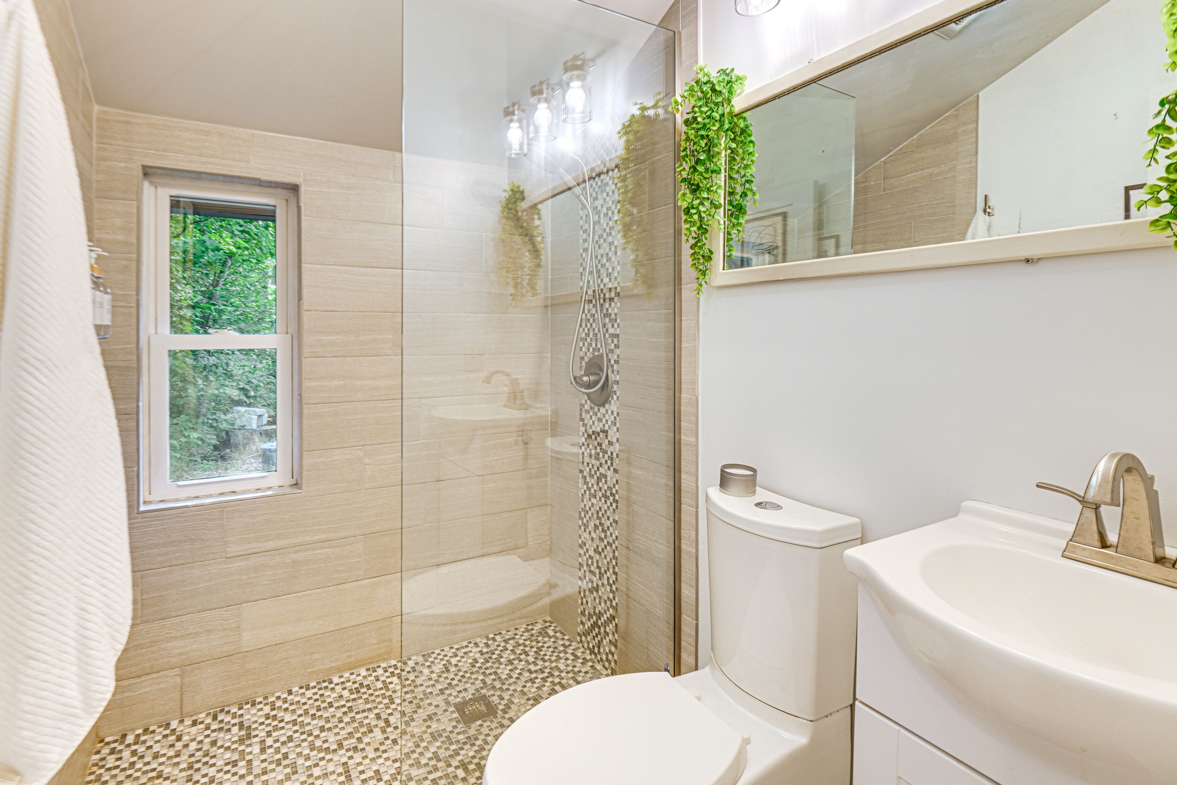 Full Bathroom | Towels Provided