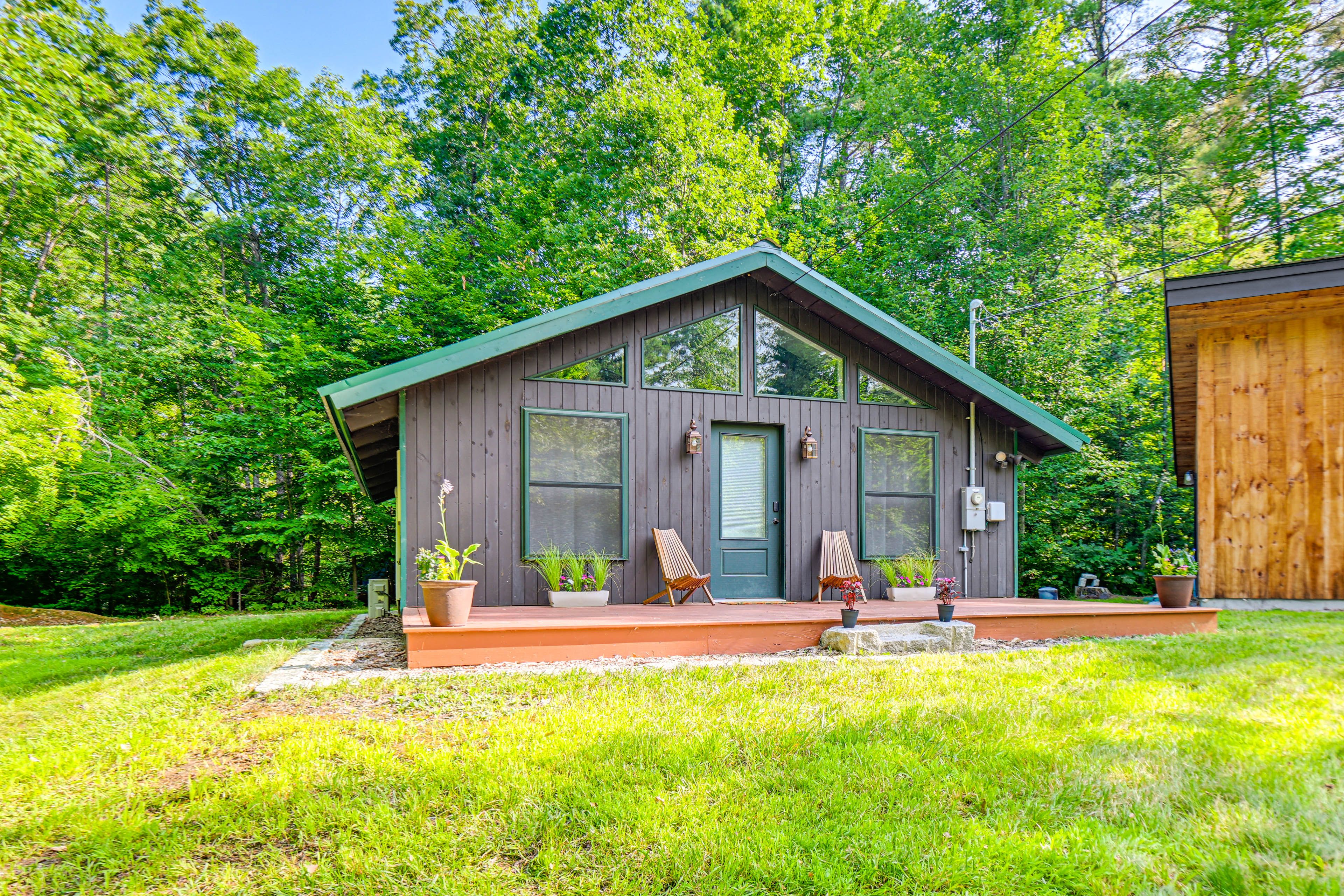 Exterior | Main House + Detached Loft Suite