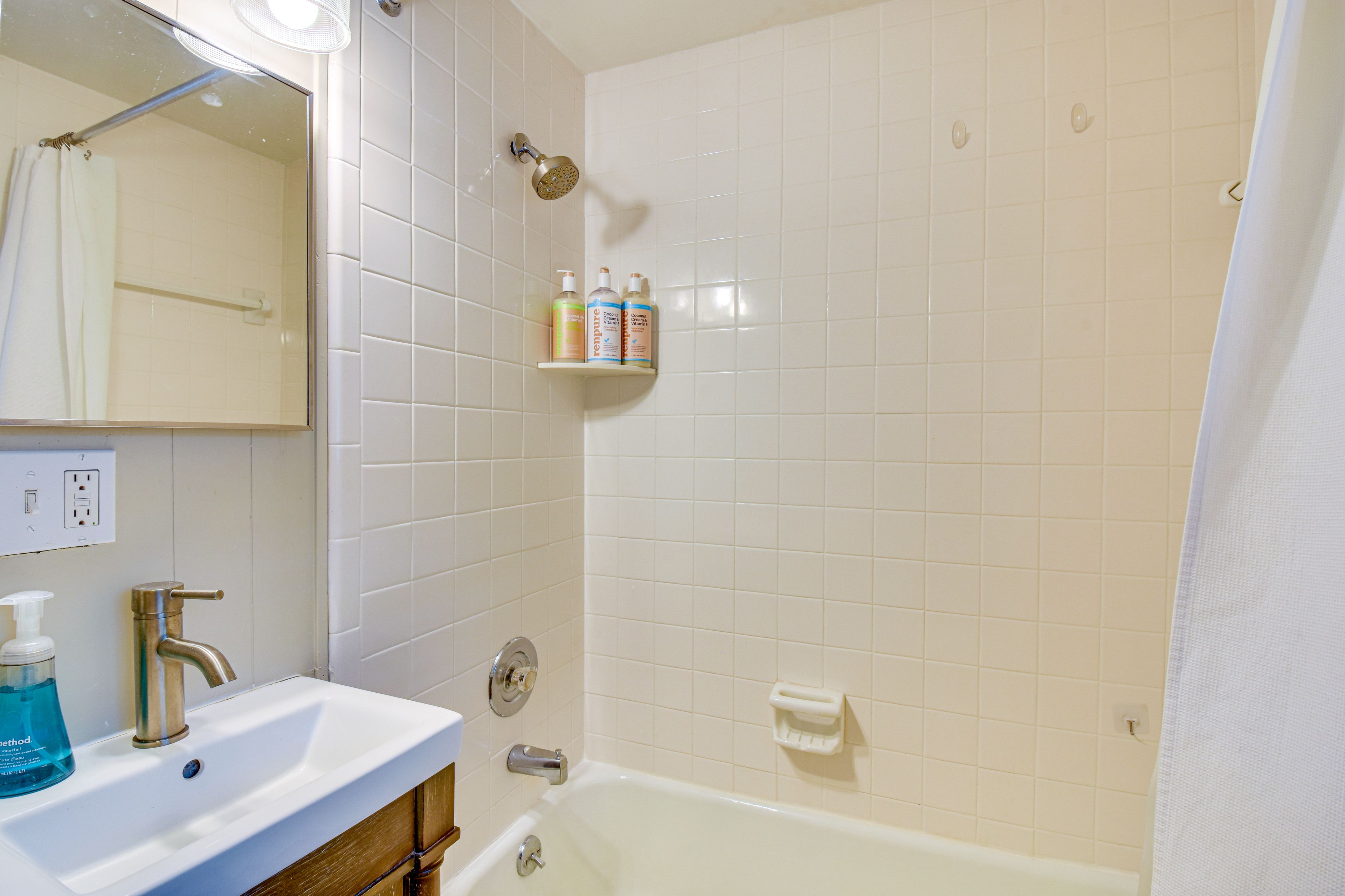 Full Bathroom | Complimentary Toiletries