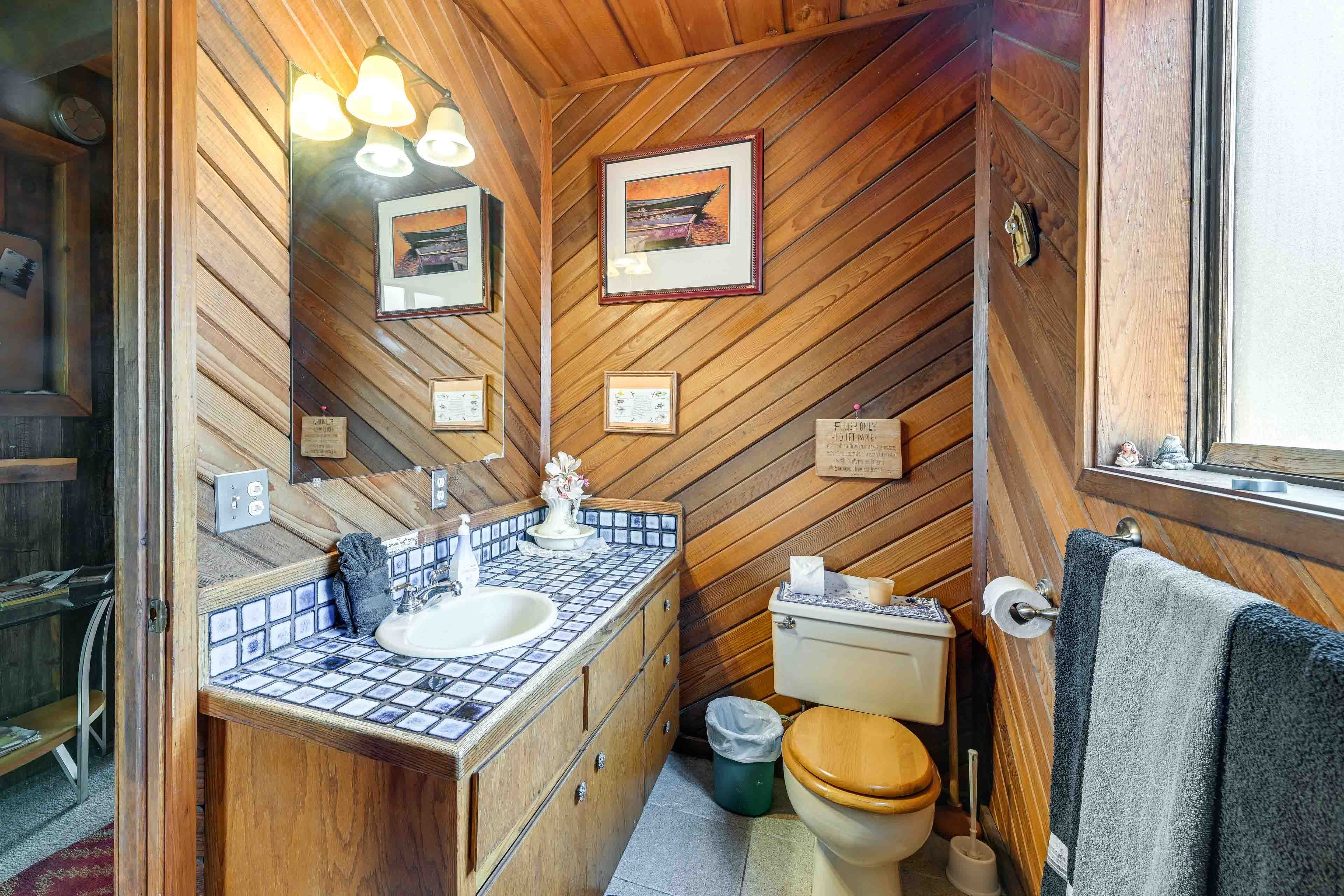 Full Bathroom | Shower | Towels Provided | 2nd Floor