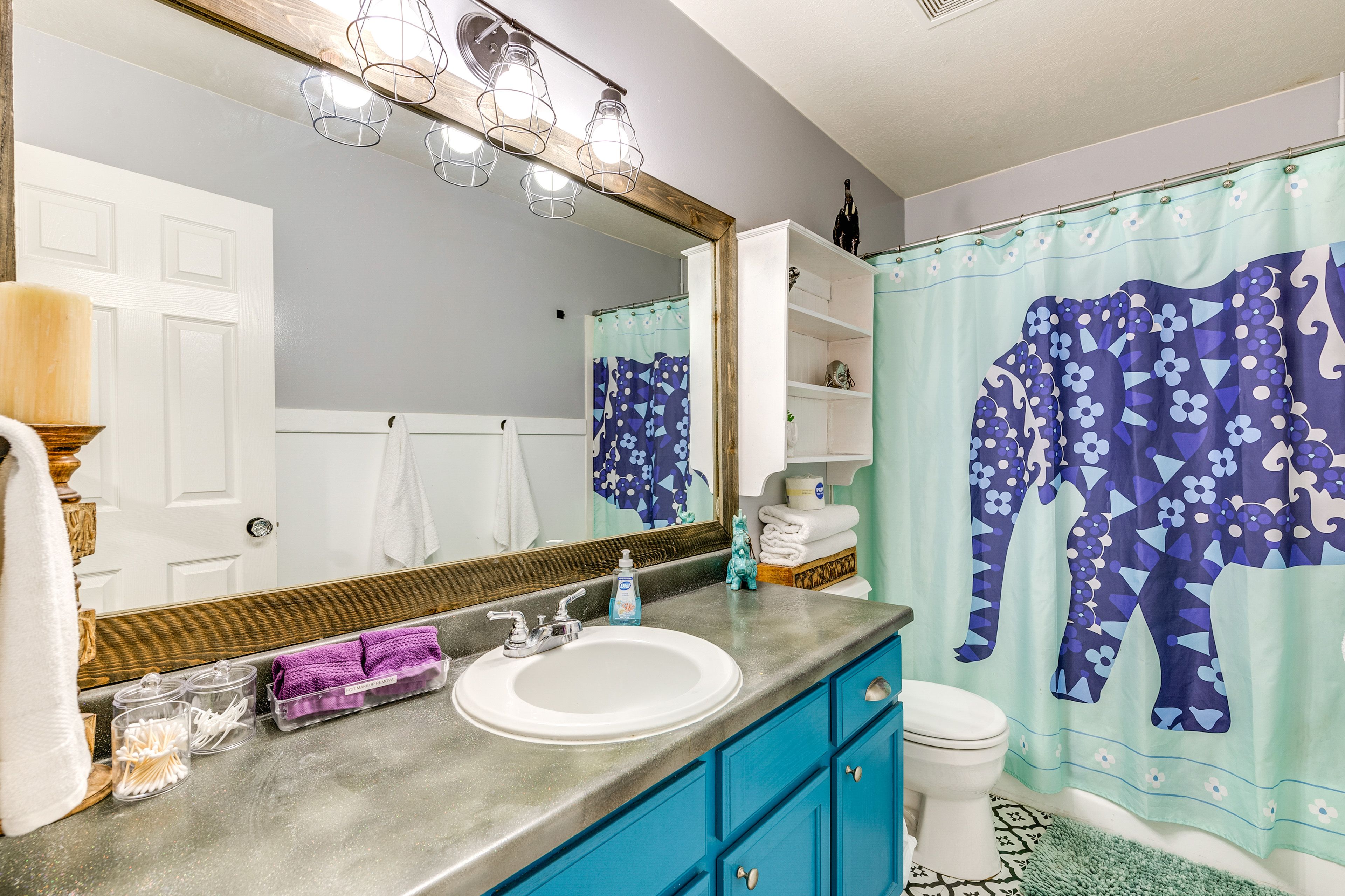 Full Bathroom | Towels Provided | Complimentary Toiletries | Upper Level