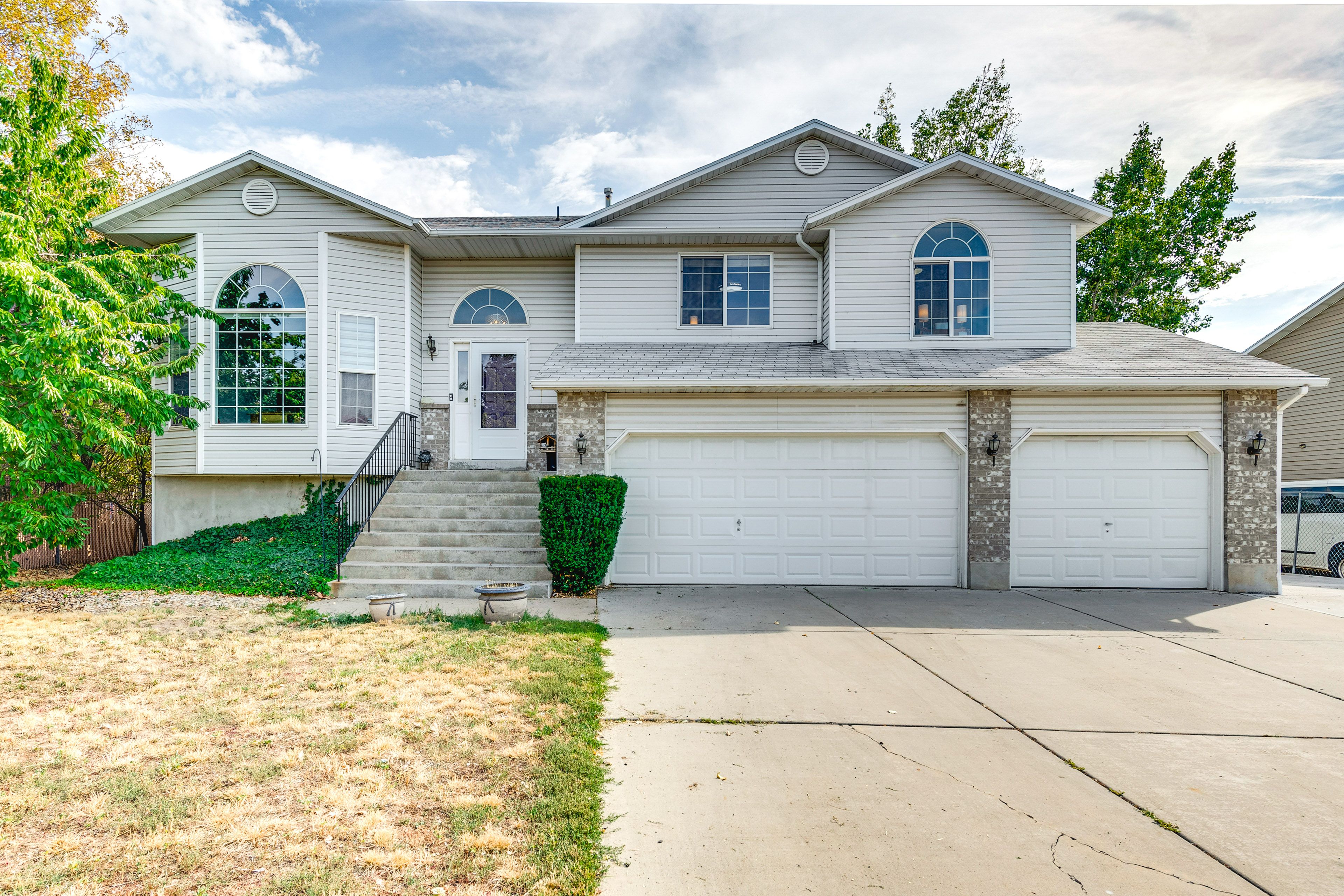 Parking | Driveway (5 Vehicles) | Free Street Parking | RV Parking Available
