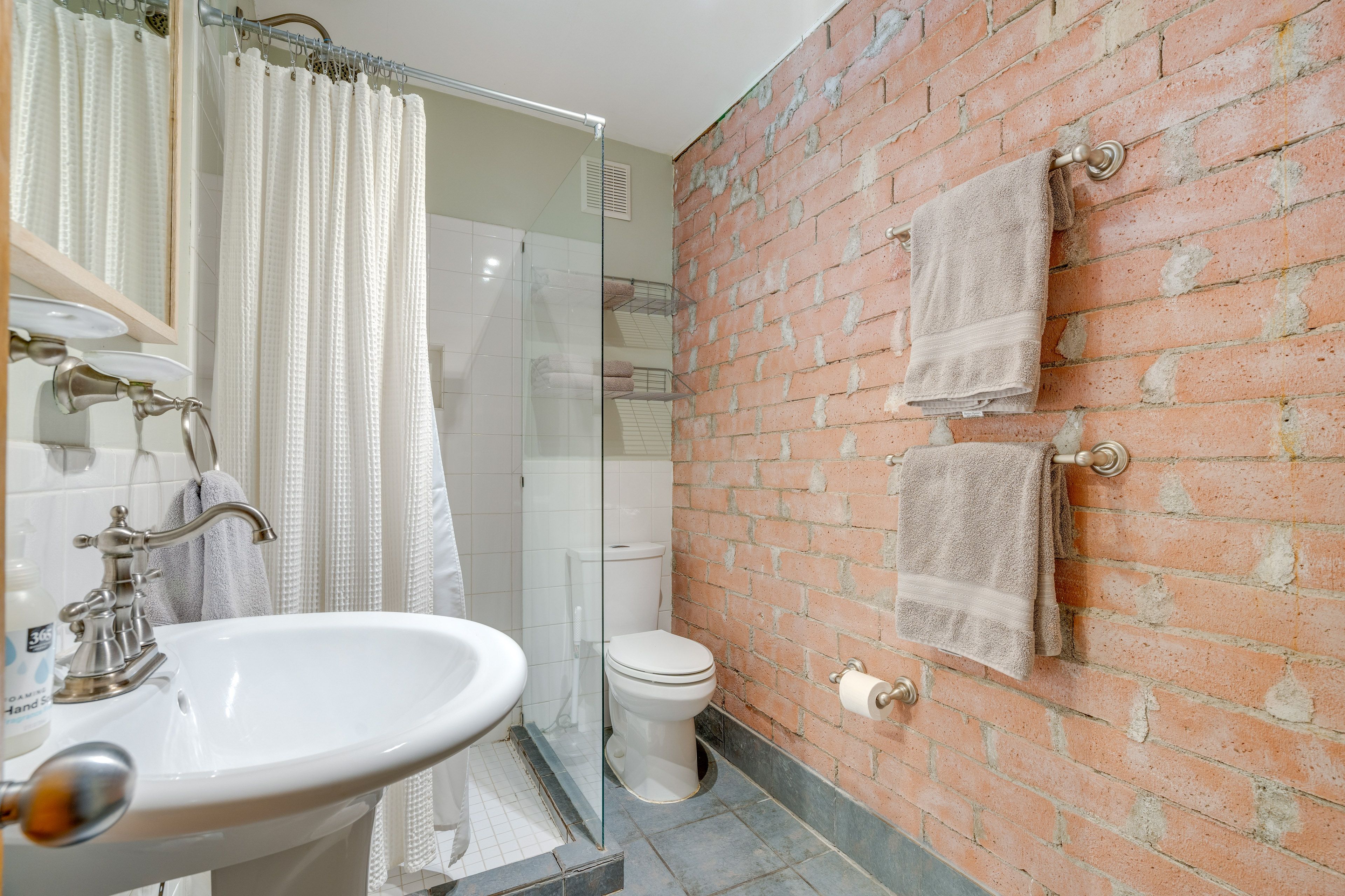 Full Bathroom | Towels Provided | Complimentary Toiletries