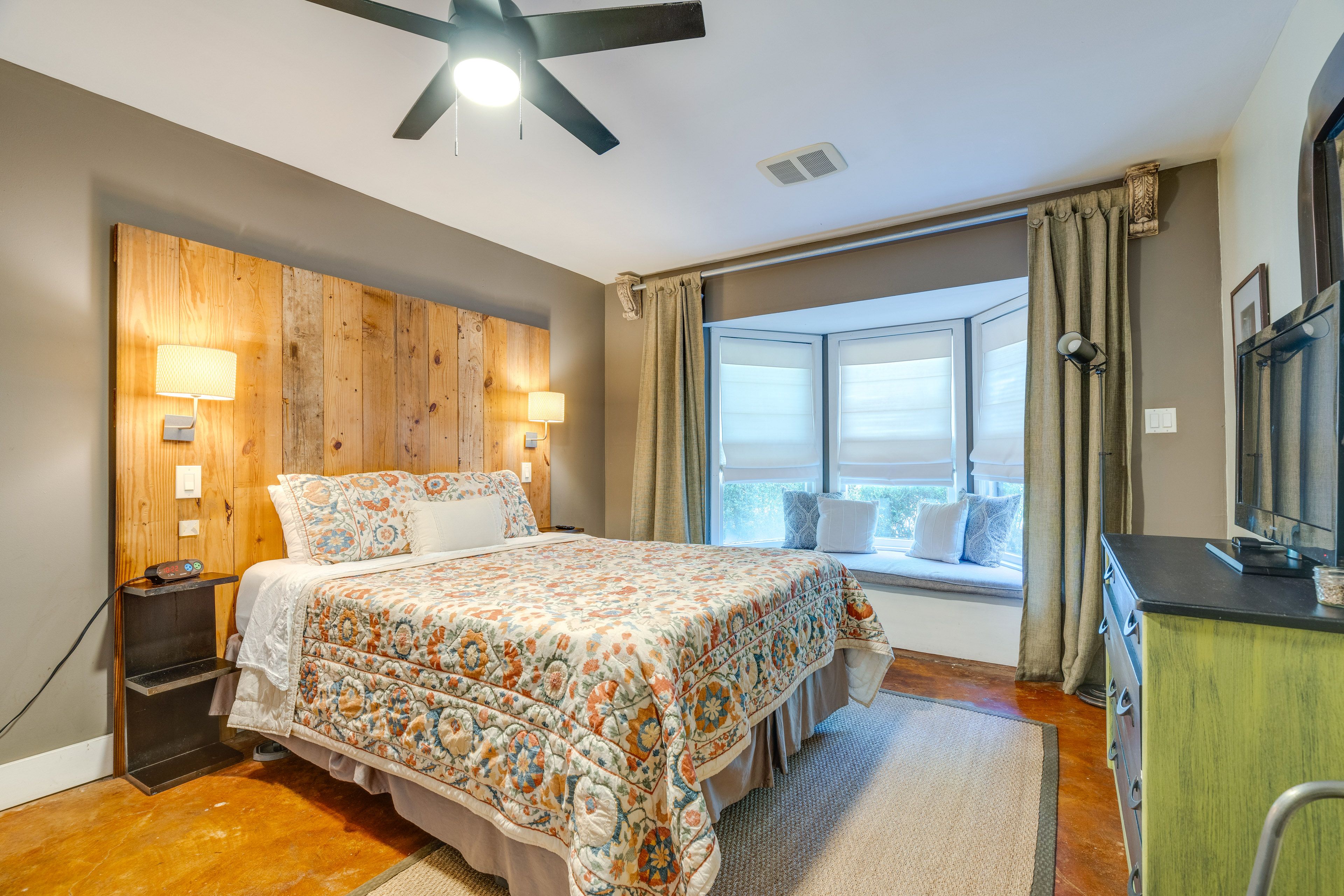 Bedroom | Queen Bed | Linens Provided
