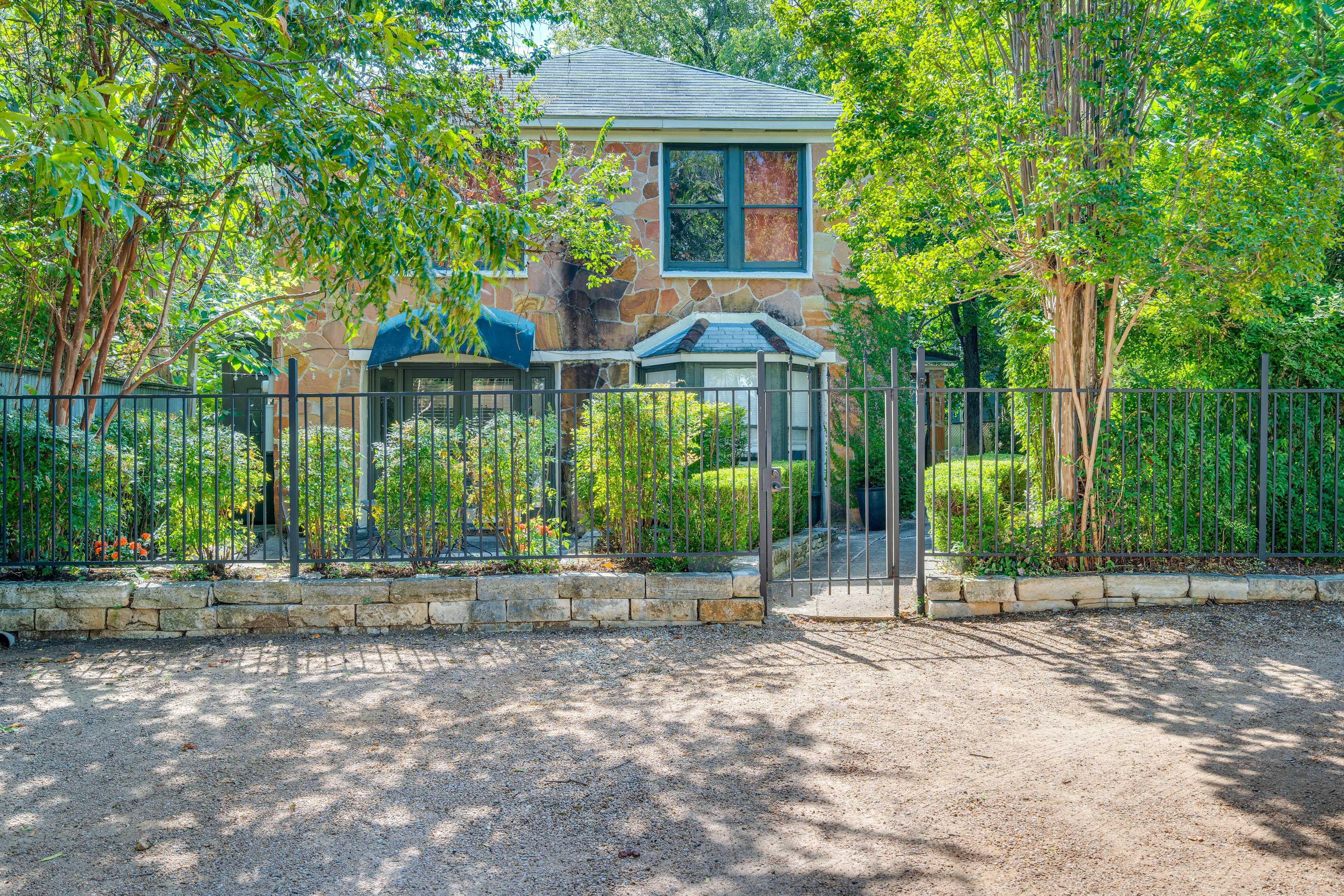 Parking | Shared Gravel Driveway (1 Vehicle) | Free Street Parking