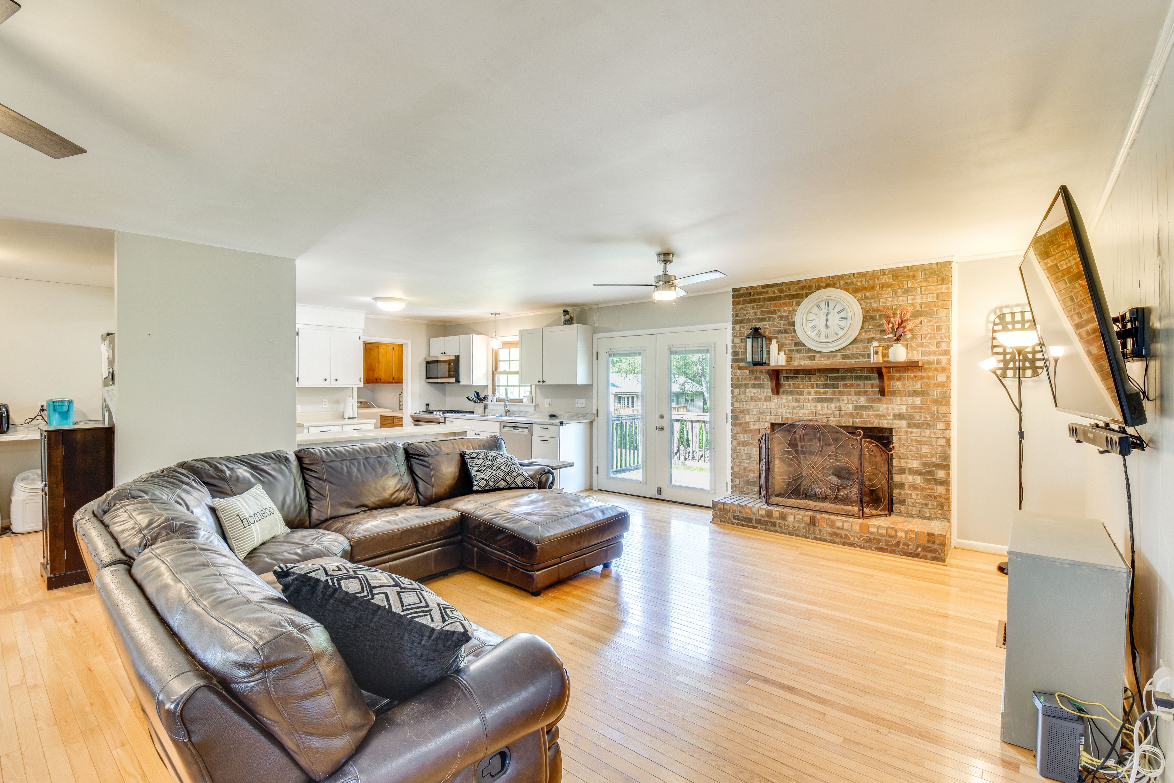 Living Room | Free WiFi | Smart TVs | Central A/C & Heating | Fireplace