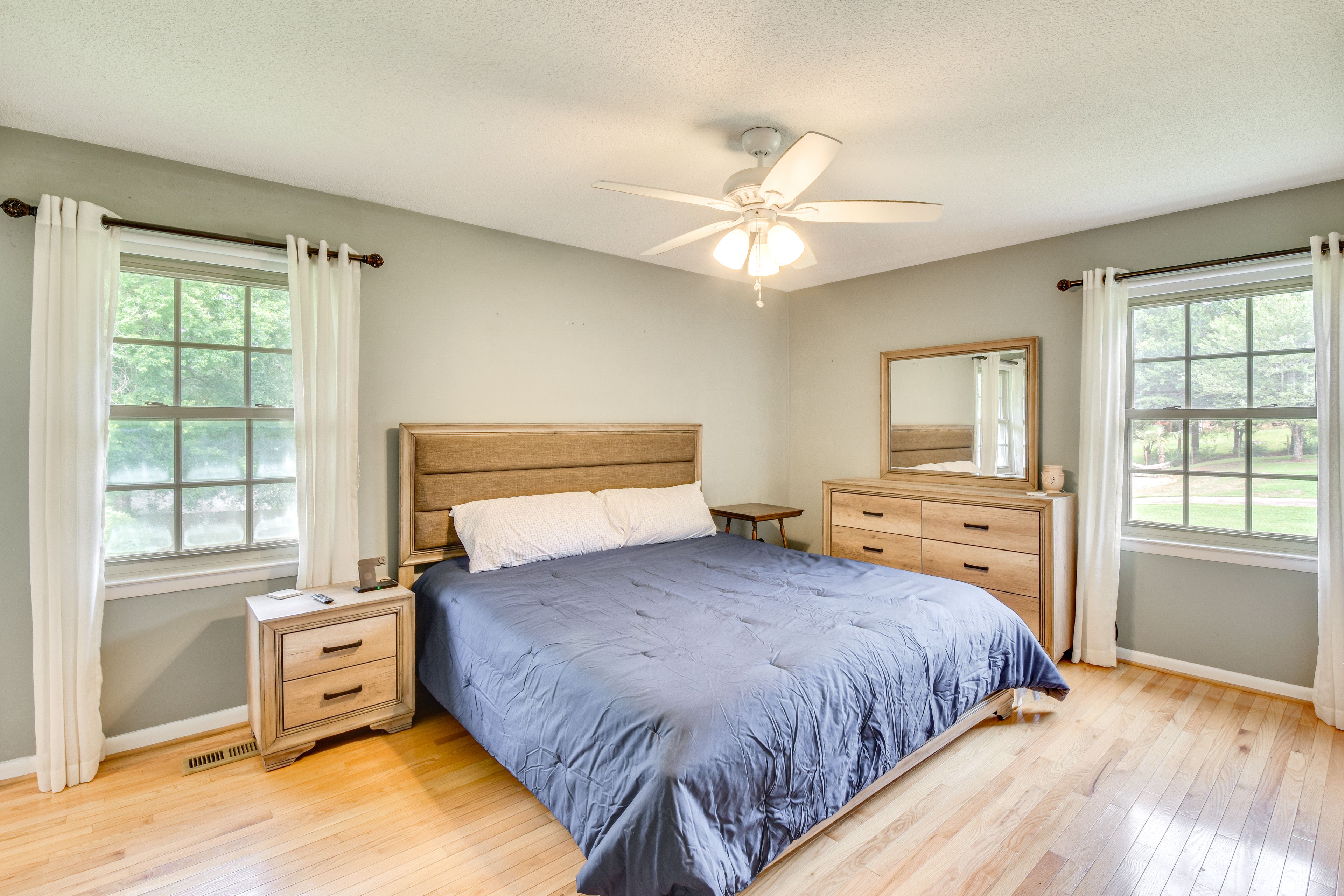 Bedroom 1 | King Bed | Linens & Towels Provided