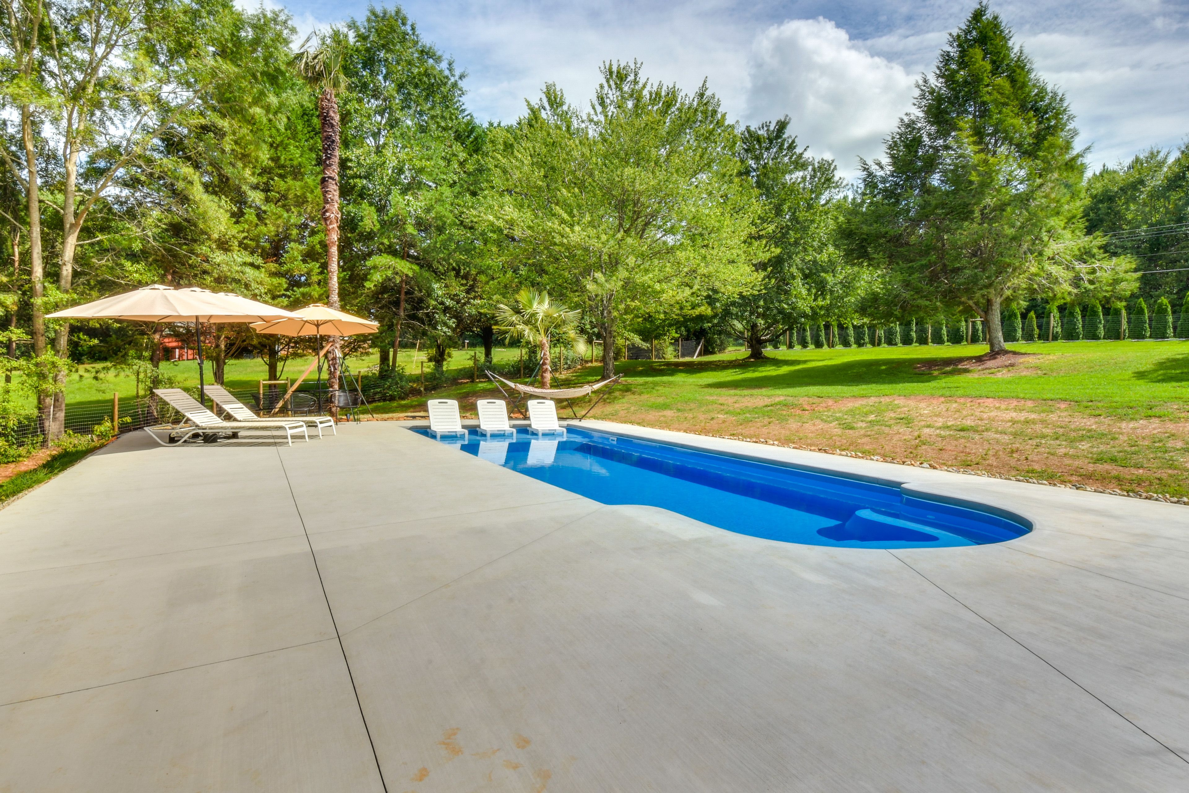 West Union Vacation Rental | 3BR | 2BA | 1 Step to Enter | 1,500 Sq Ft