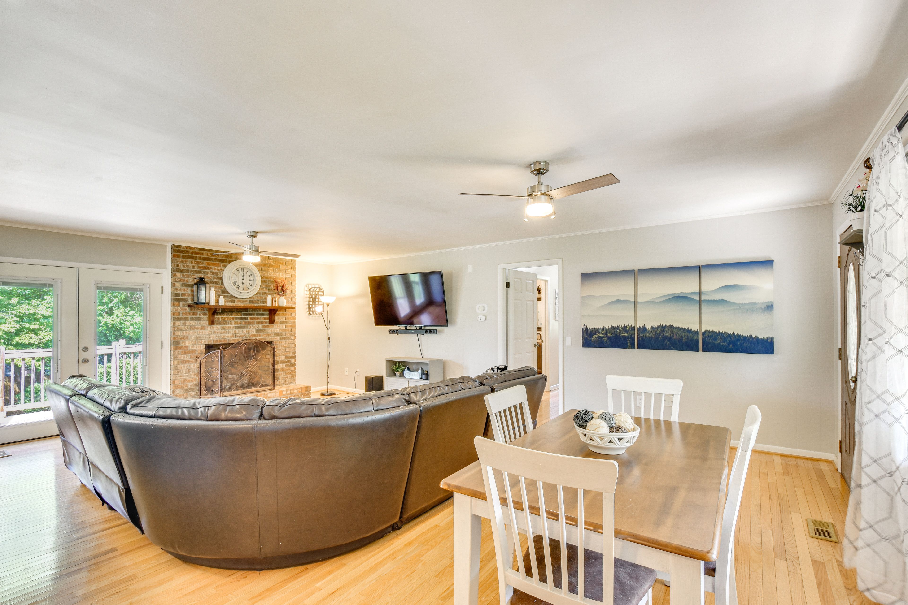 Dining Area | Dishware & Flatware Provided