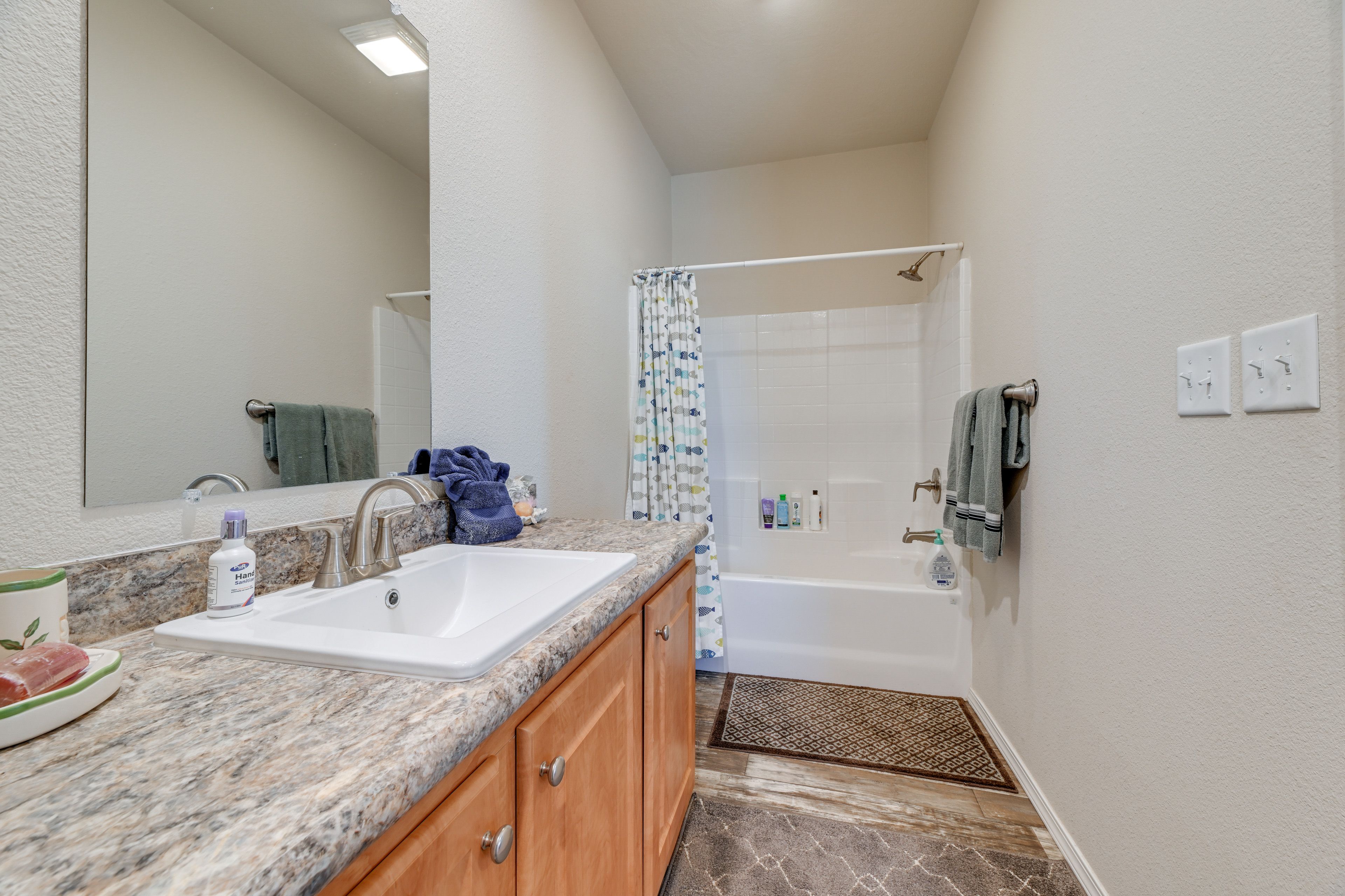 Full Bathroom | Towels Provided