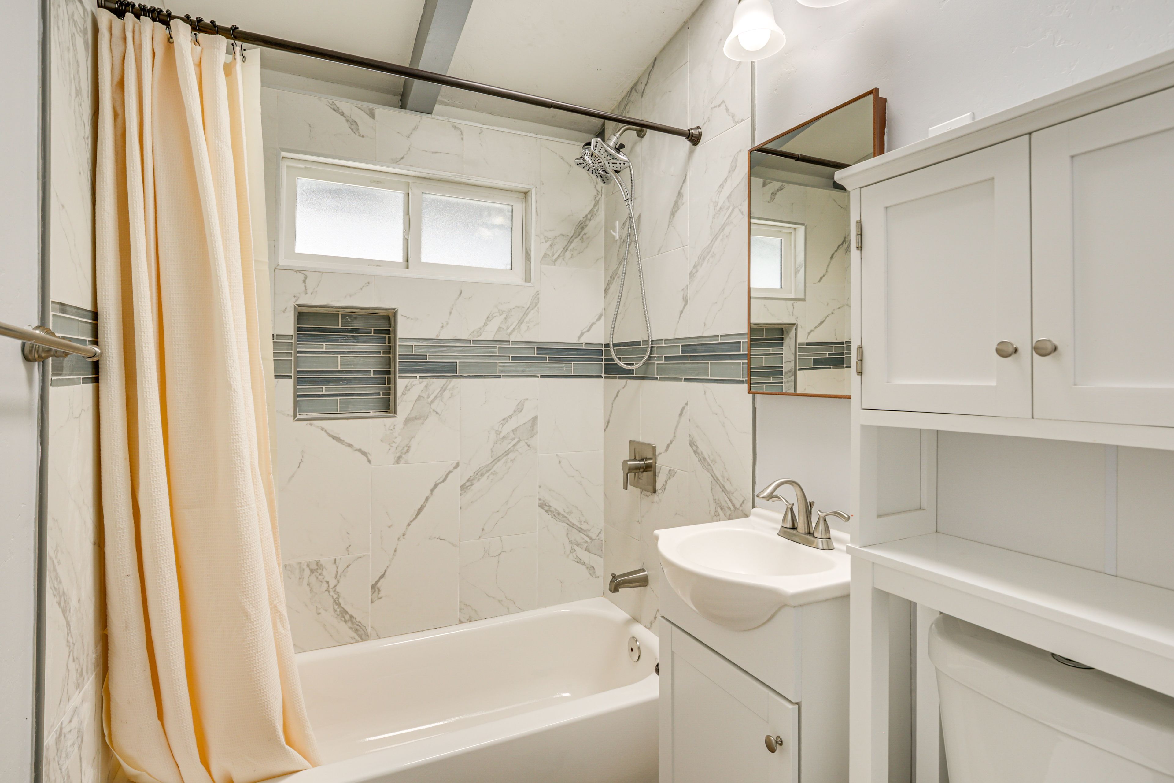 Full Bathroom | Linens & Towels | Complimentary Toiletries | Hair Dryer