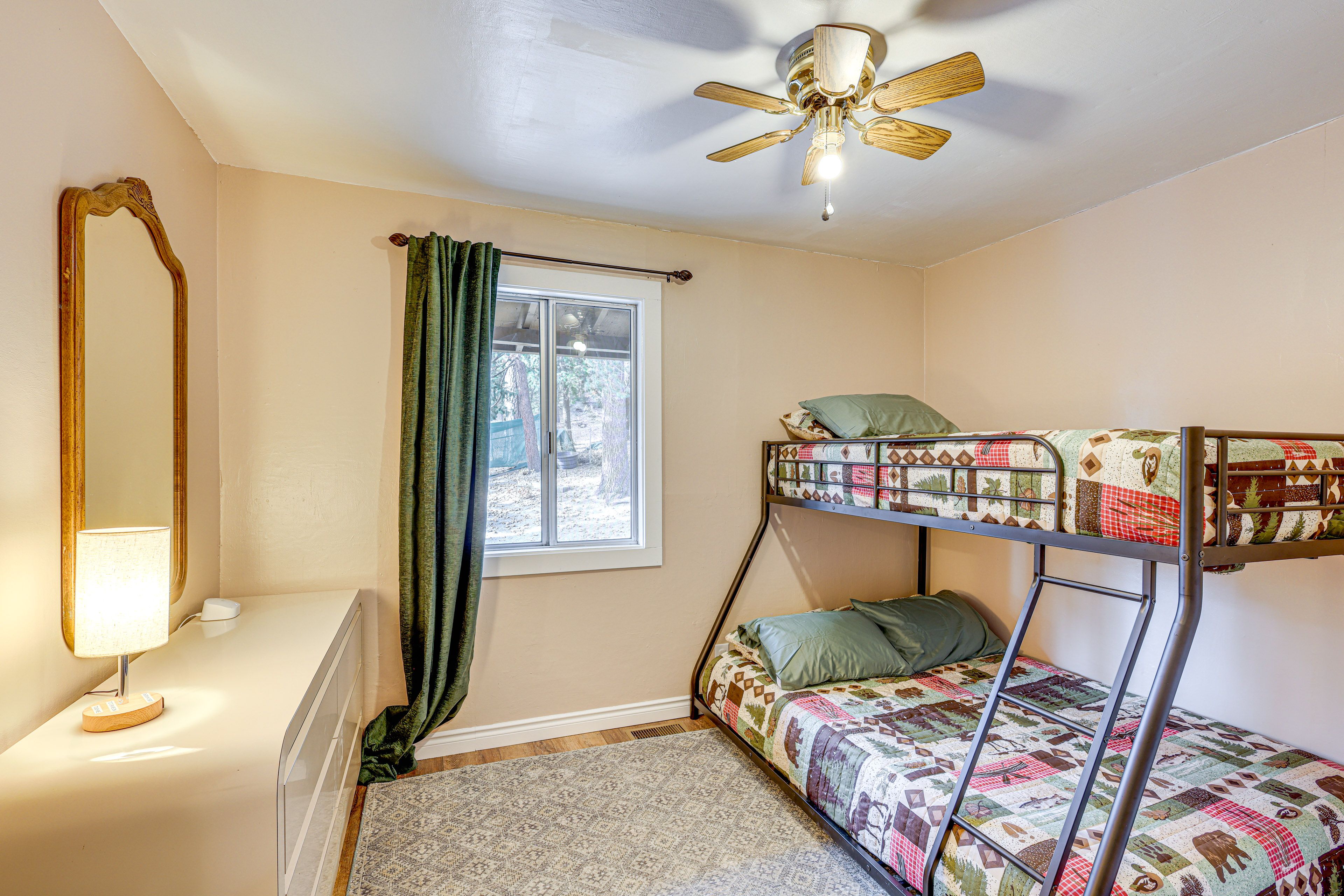 Bedroom 2 | Twin/Full Bunk Bed